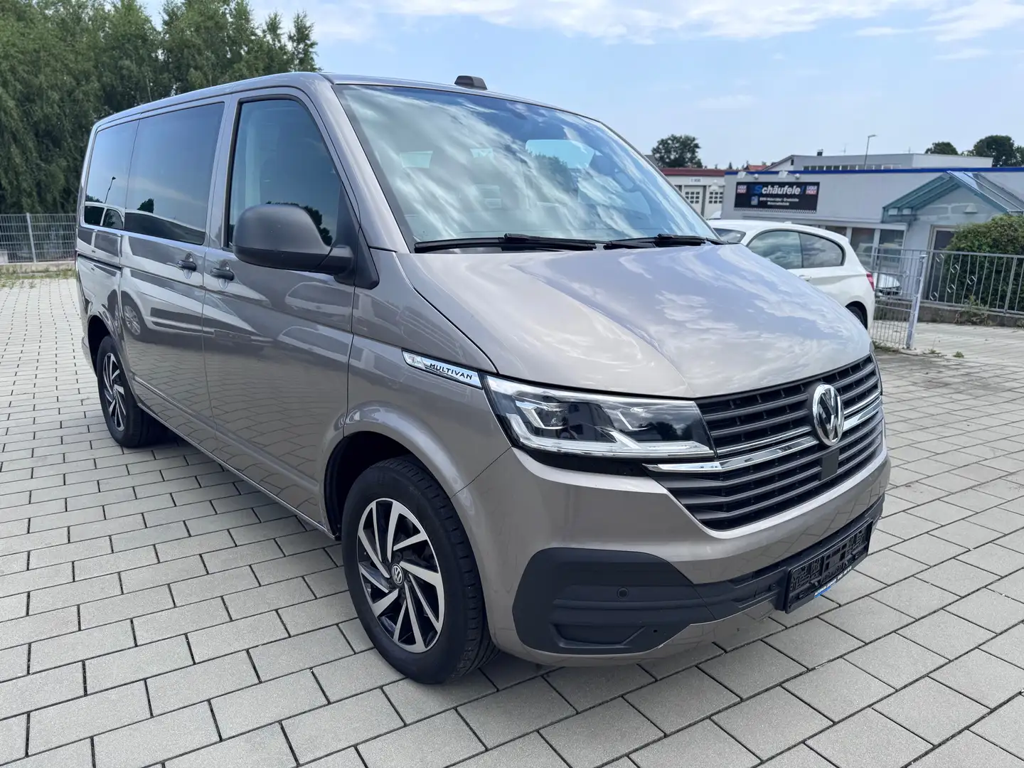 Volkswagen T6.1 Multivan Multivan DSG/LED/Navi/AHK/GRA/Kamera/7-Sitzer/Alu bež - 2