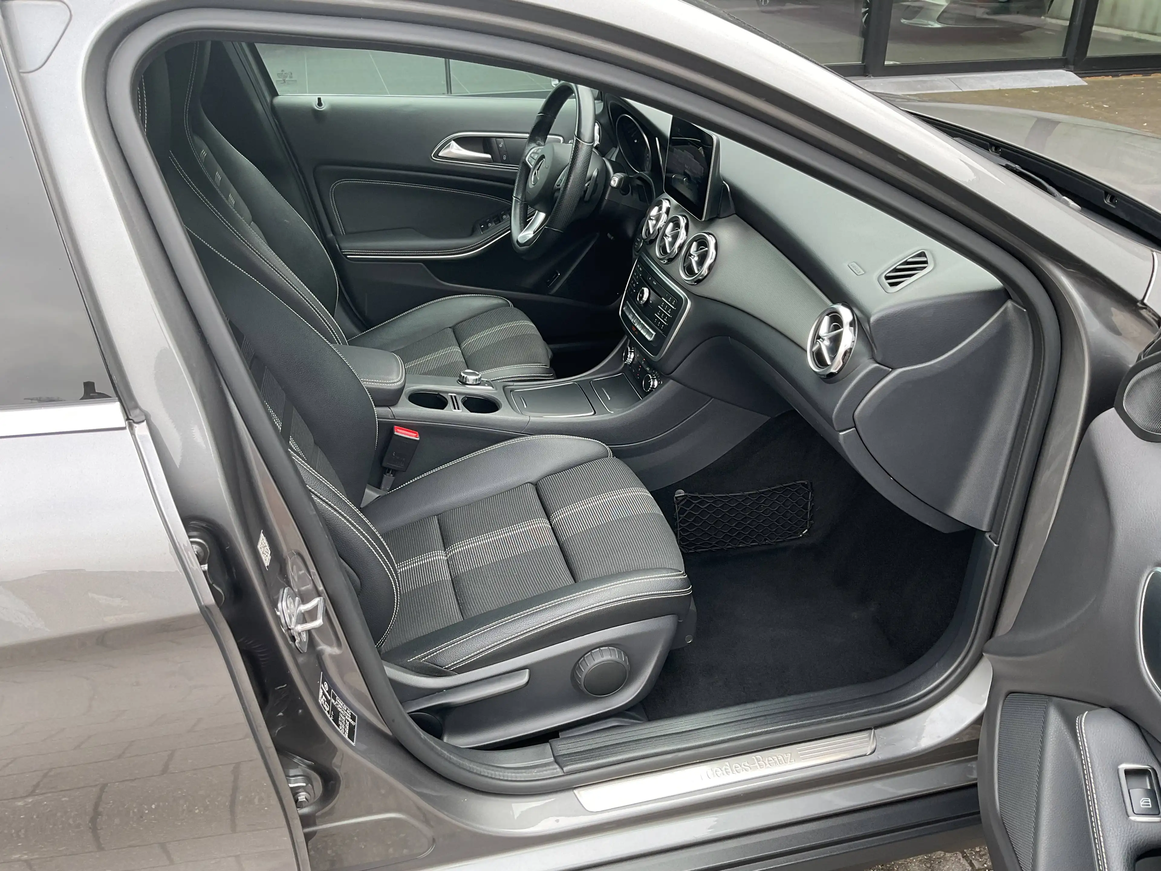 Mercedes-Benz GLA 180 Camera * Dodehoekassistentie * Elektr. kofferklep * Trekhaak * 2j waarborg! — photo 13
