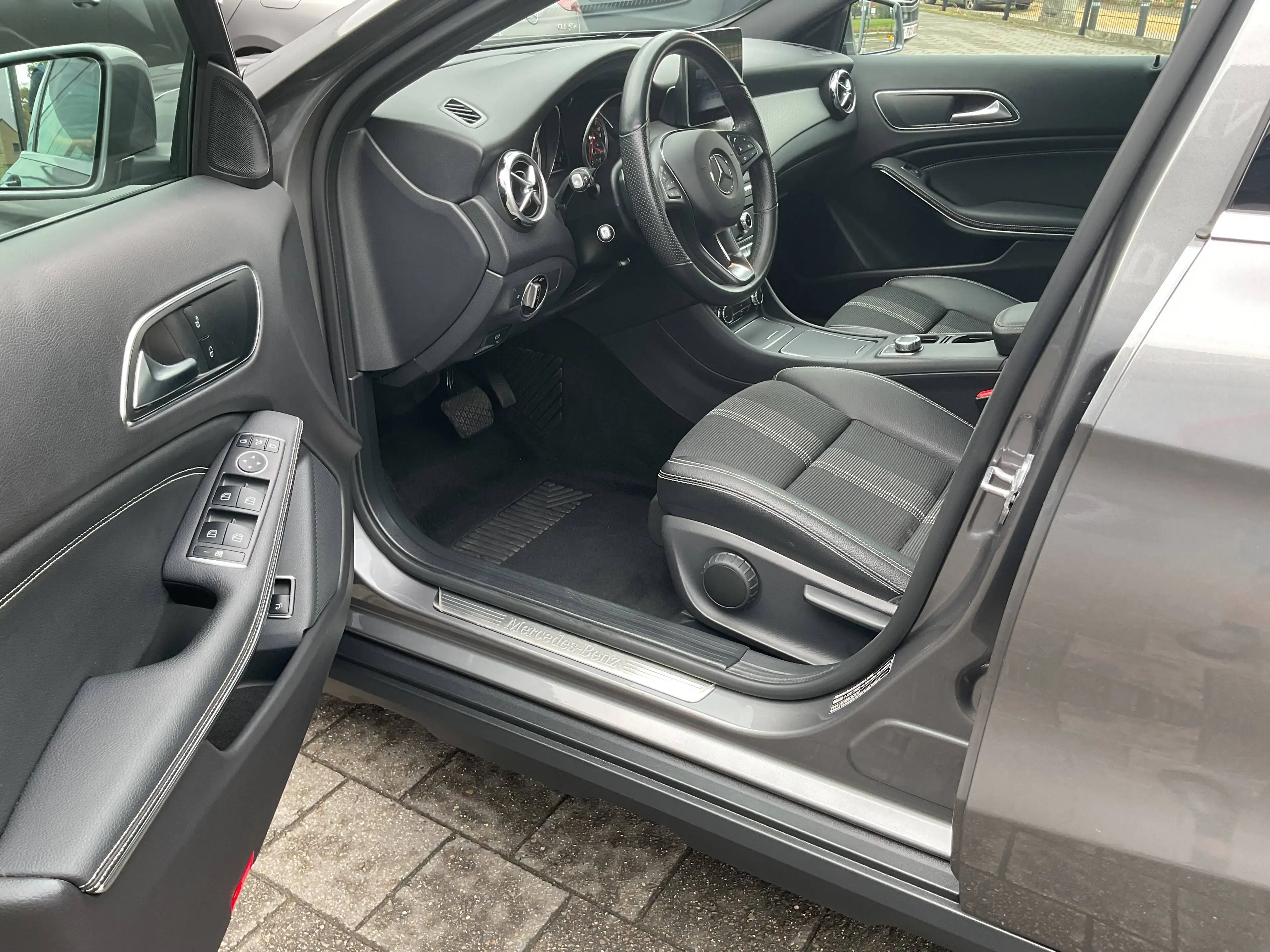 Mercedes-Benz GLA 180 Camera * Dodehoekassistentie * Elektr. kofferklep * Trekhaak * 2j waarborg! — photo 12