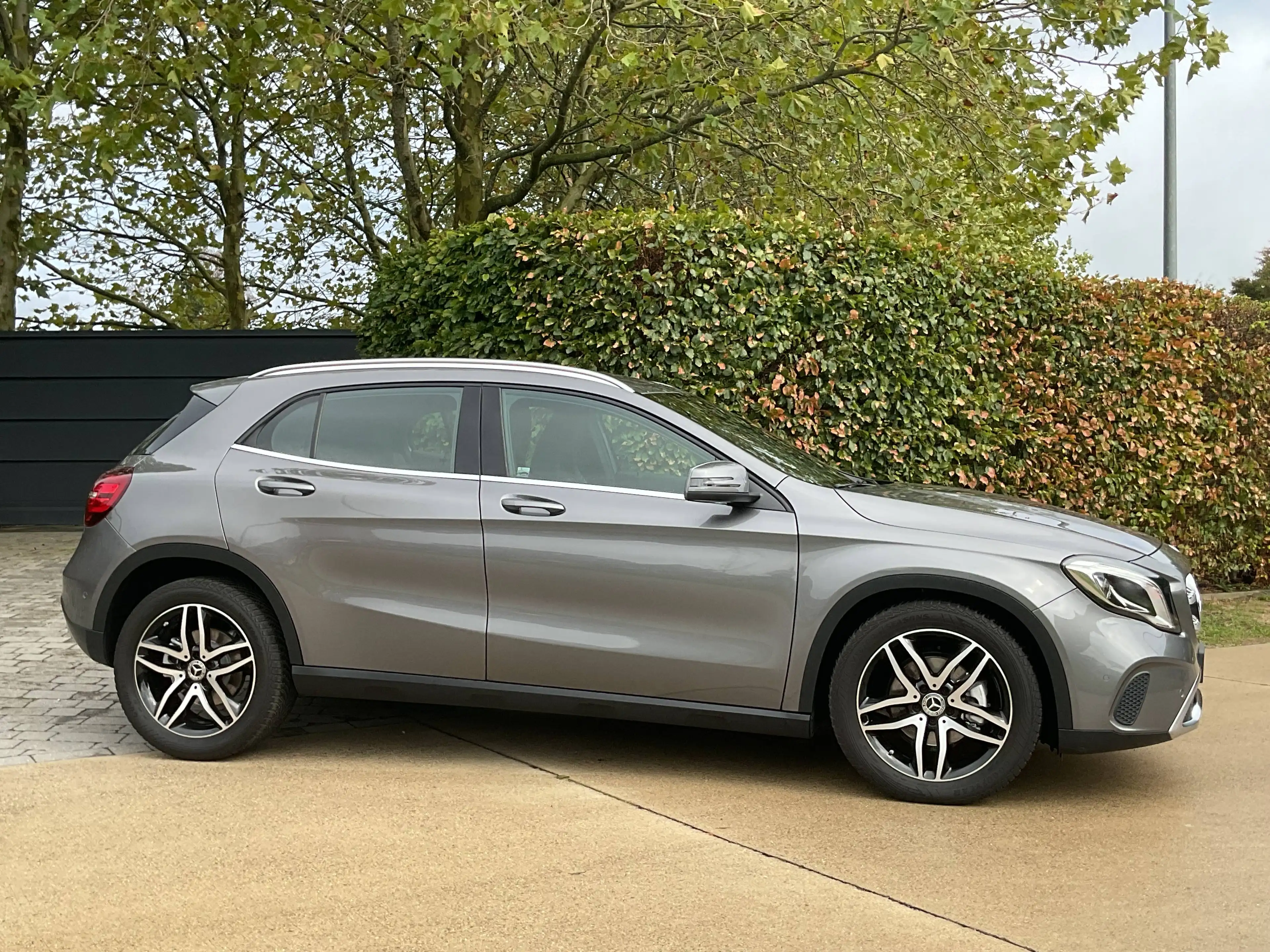 Mercedes-Benz GLA 180 Camera * Dodehoekassistentie * Elektr. kofferklep * Trekhaak * 2j waarborg! — photo 2