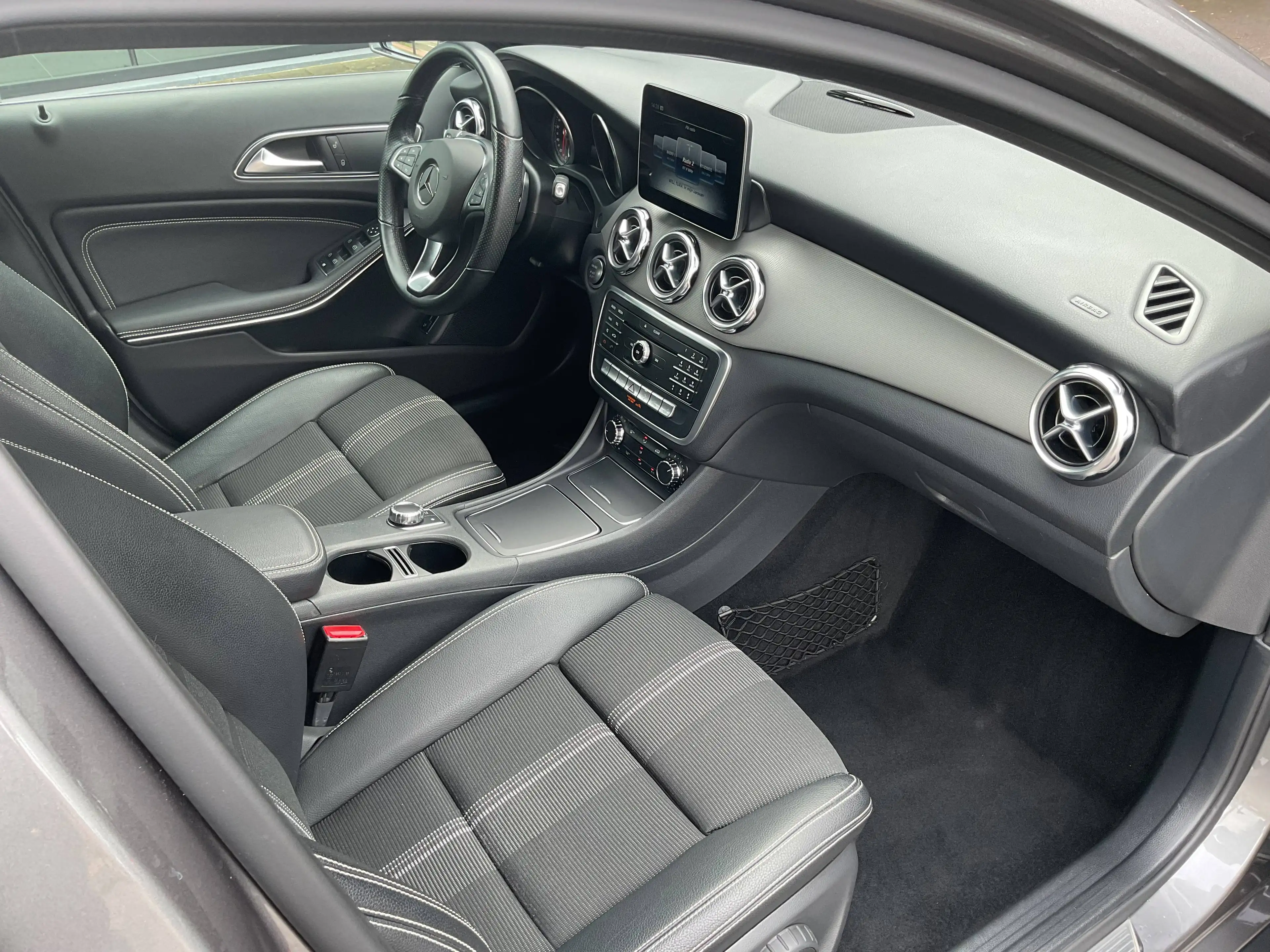 Mercedes-Benz GLA 180 Camera * Dodehoekassistentie * Elektr. kofferklep * Trekhaak * 2j waarborg! — photo 14