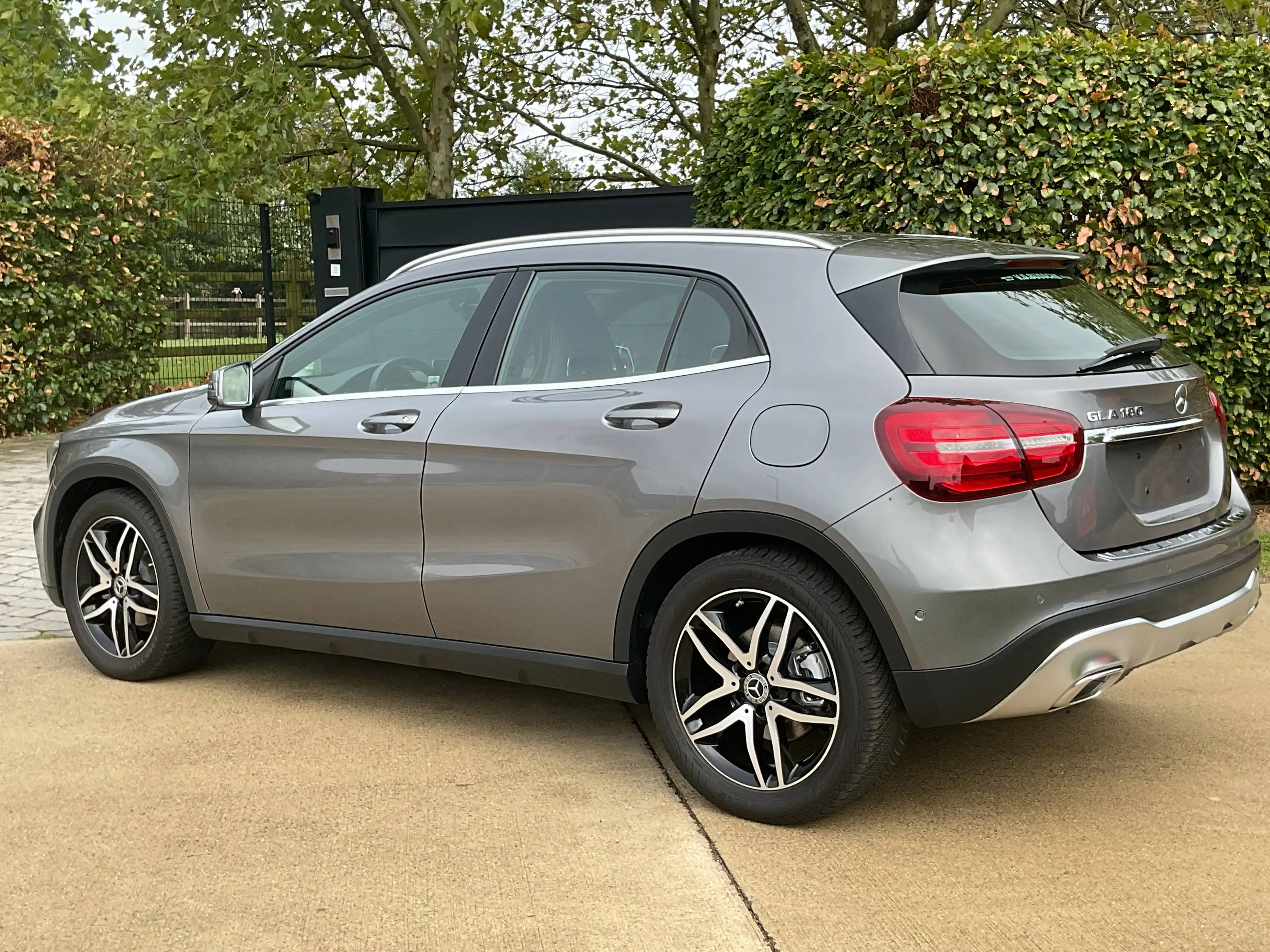 Mercedes-Benz GLA 180 Camera * Dodehoekassistentie * Elektr. kofferklep * Trekhaak * 2j waarborg! — photo 3