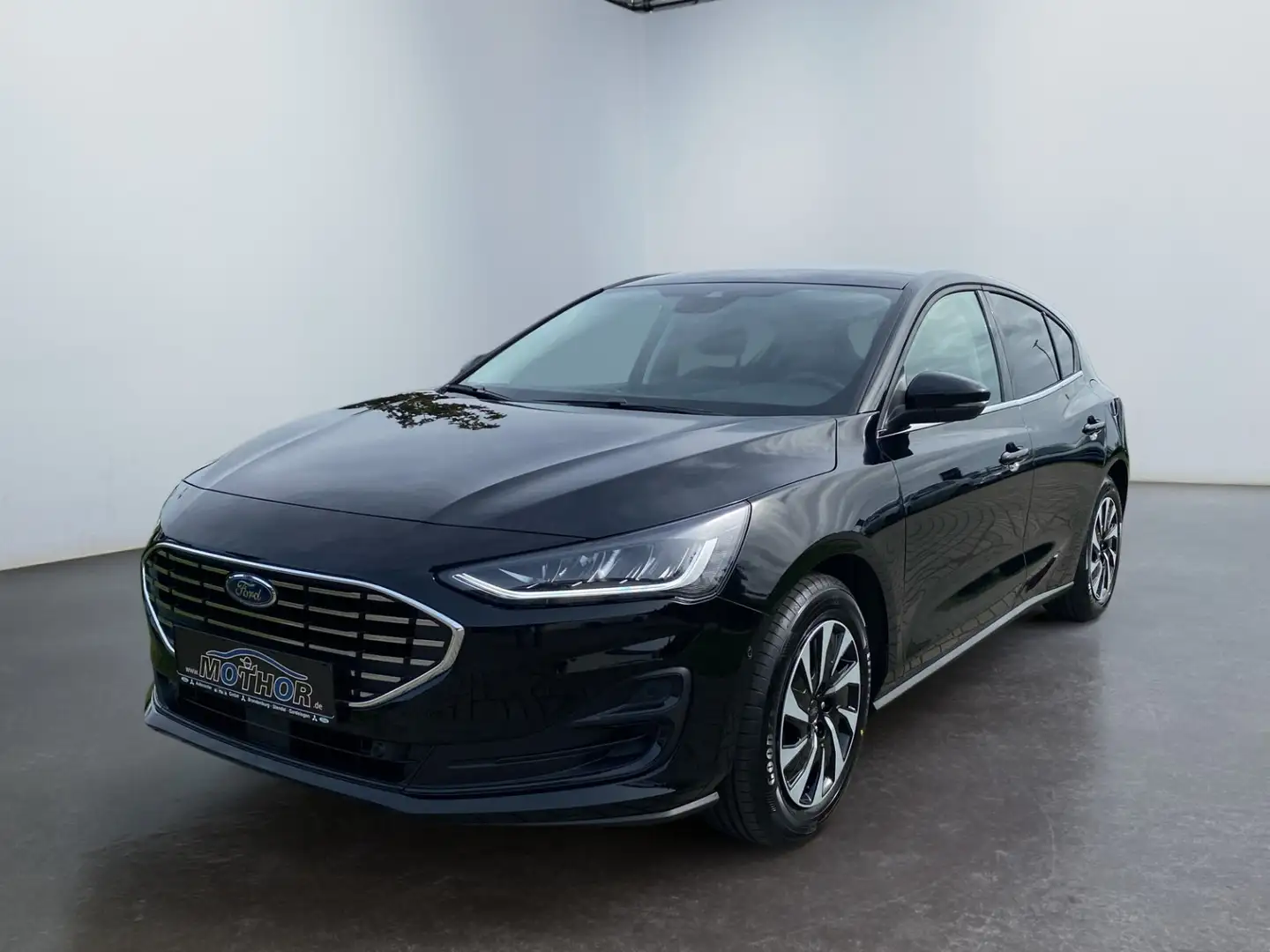 Ford Focus Titanium Edition 1.0 EcoBoost ACC PDC KAM Zwart - 2