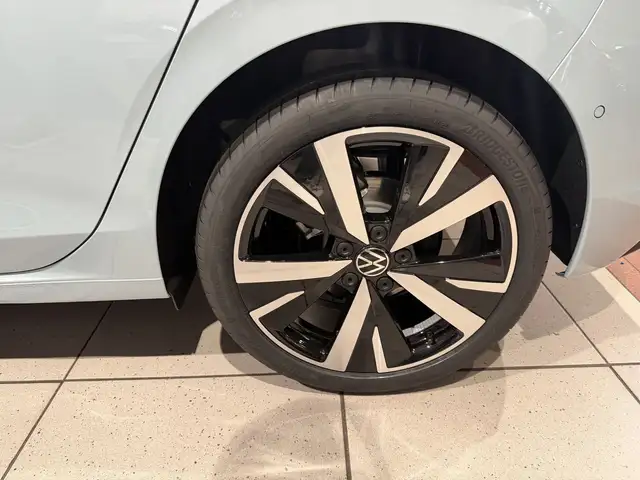 Volkswagen Golf view 13