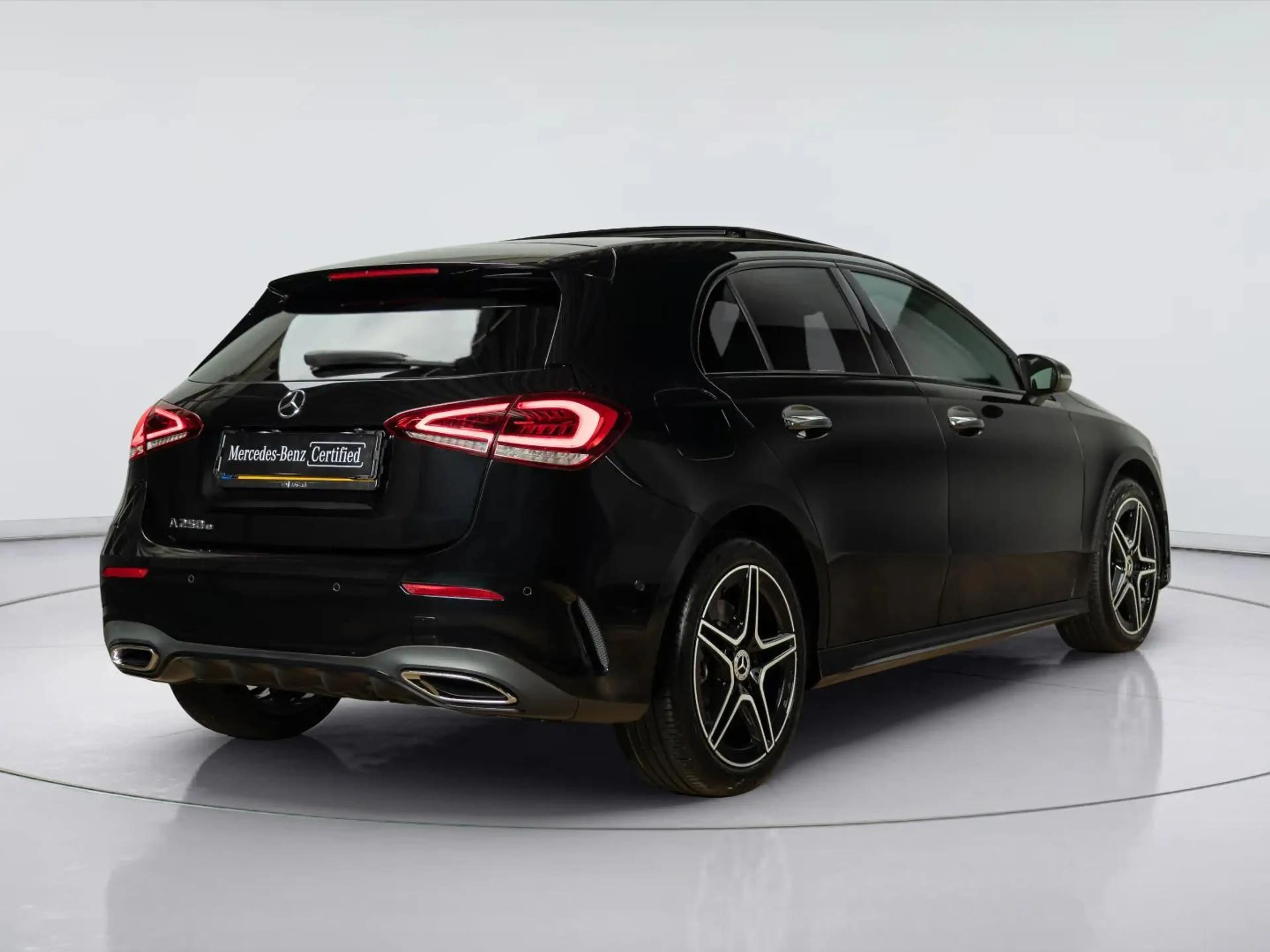 Mercedes-Benz A 250 e AMG Line Panorama dak — photo 2
