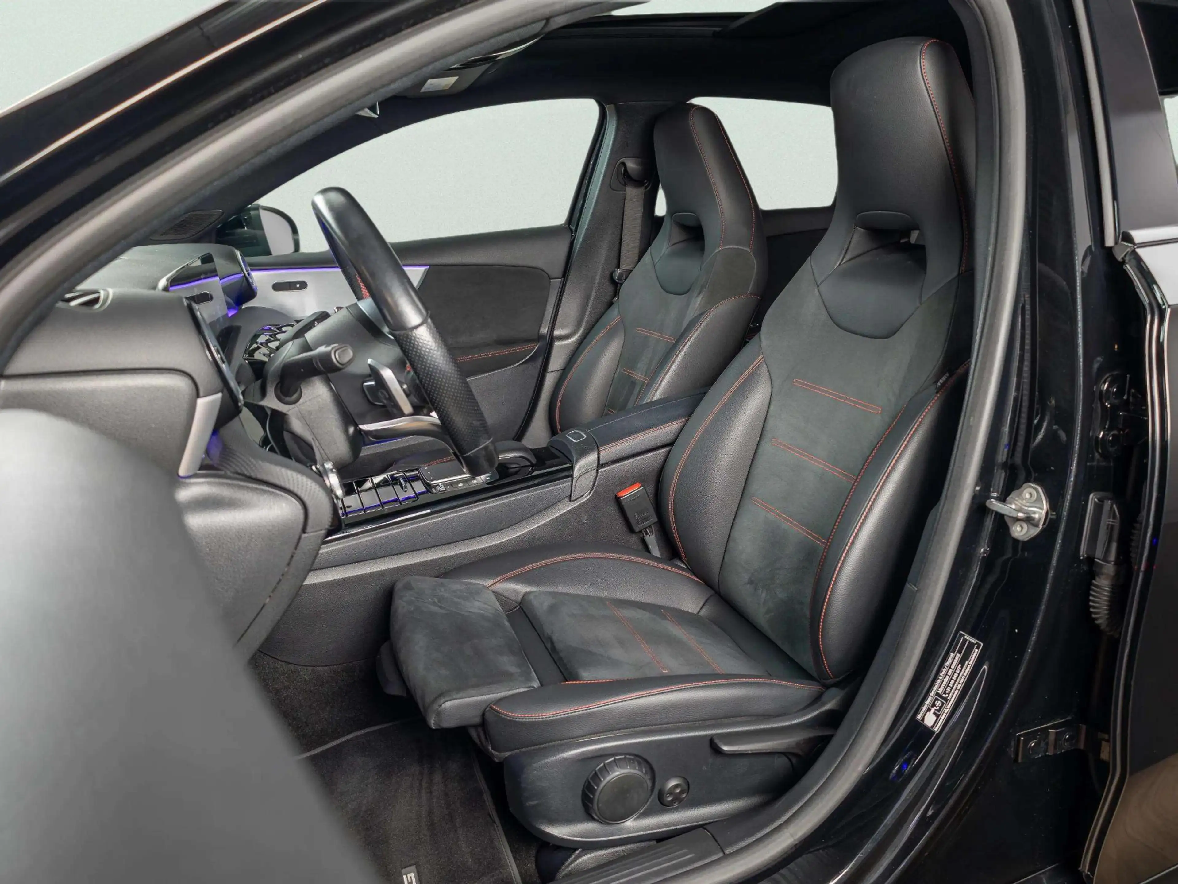 Mercedes-Benz A 250 e AMG Line Panorama dak — photo 9