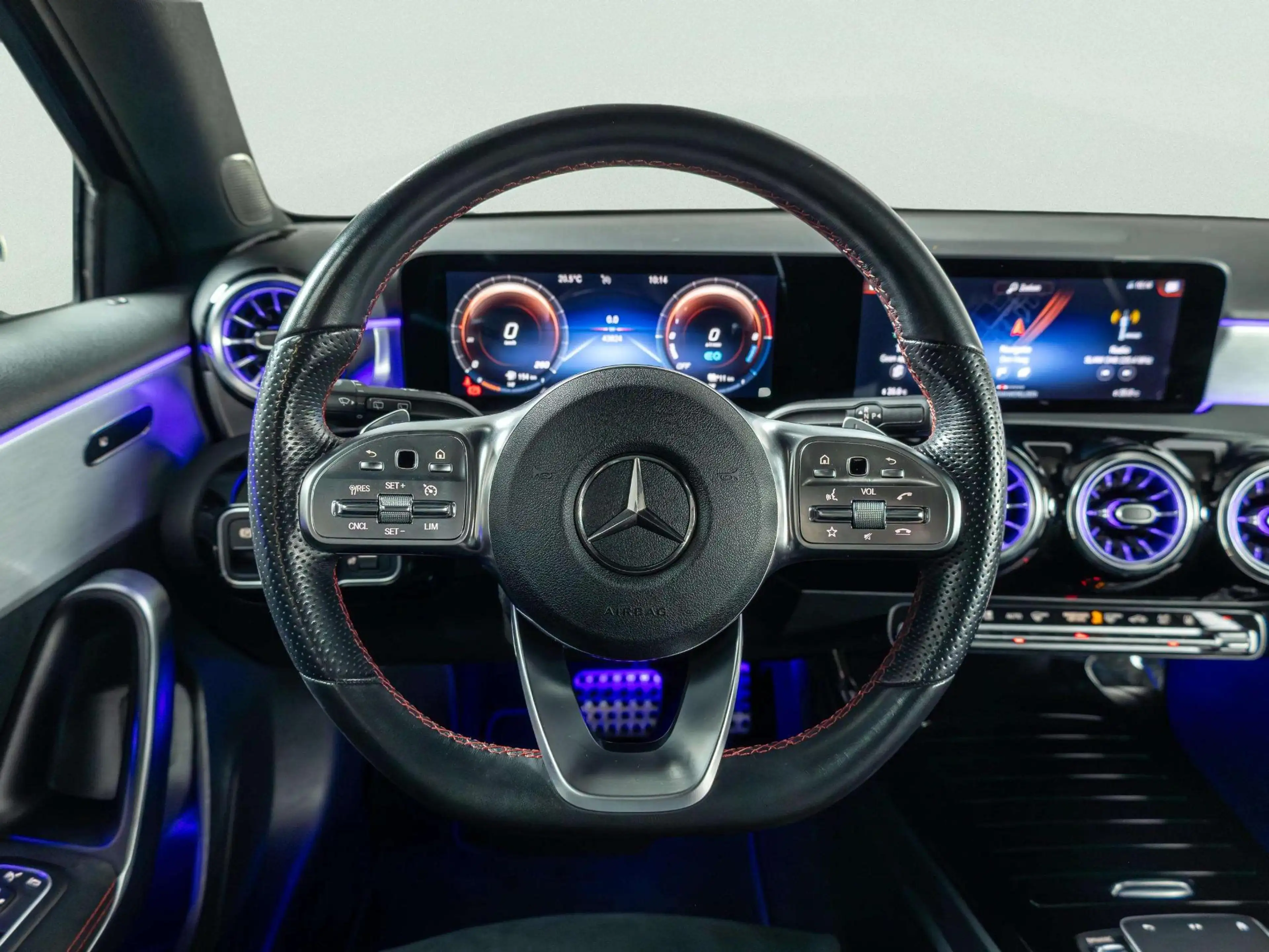 Mercedes-Benz A 250 e AMG Line Panorama dak — photo 14
