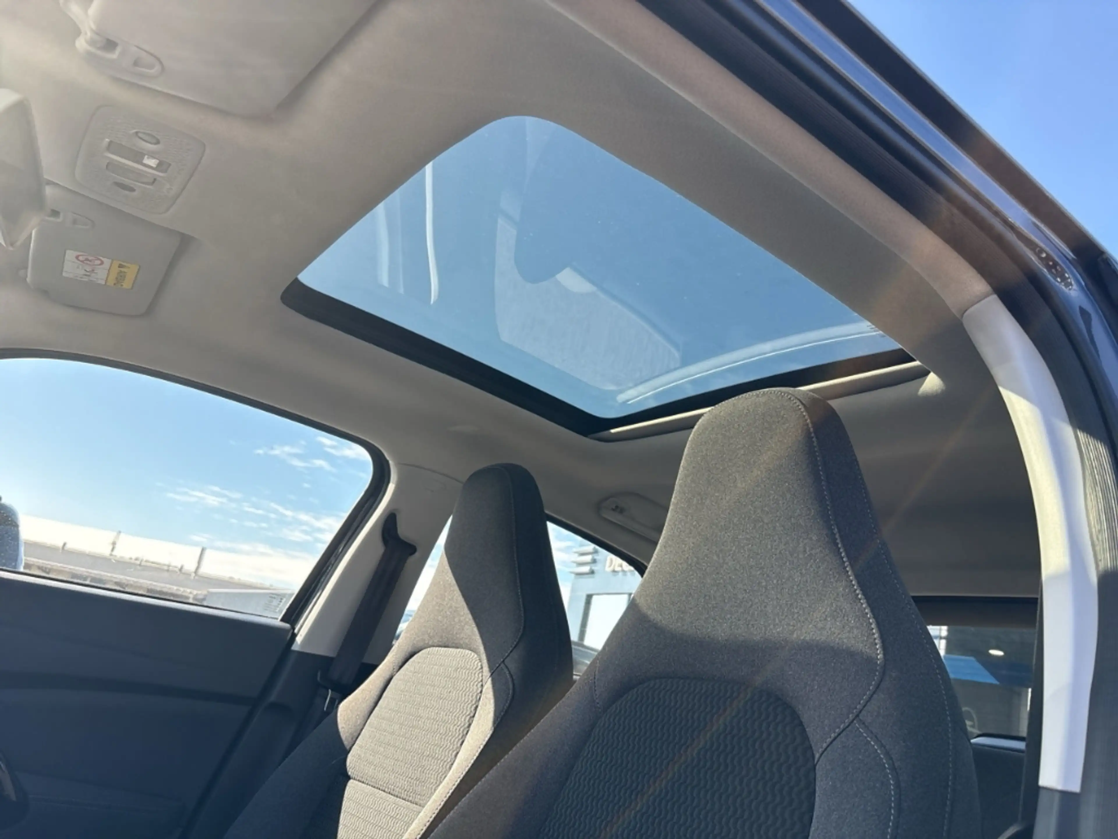 Leapmotor T03 BEV Panorama Navi ACC Fahrerprofil Musikstreaming — photo 11