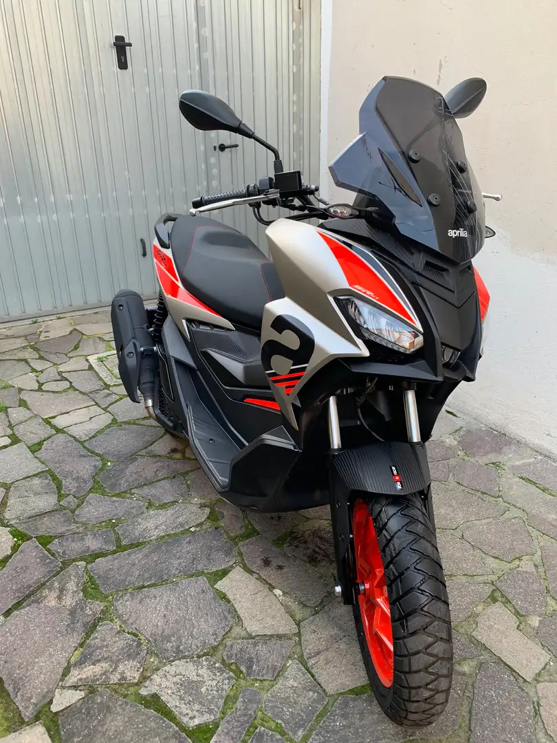 Aprilia SR GT 200 Sport Zilver - 1