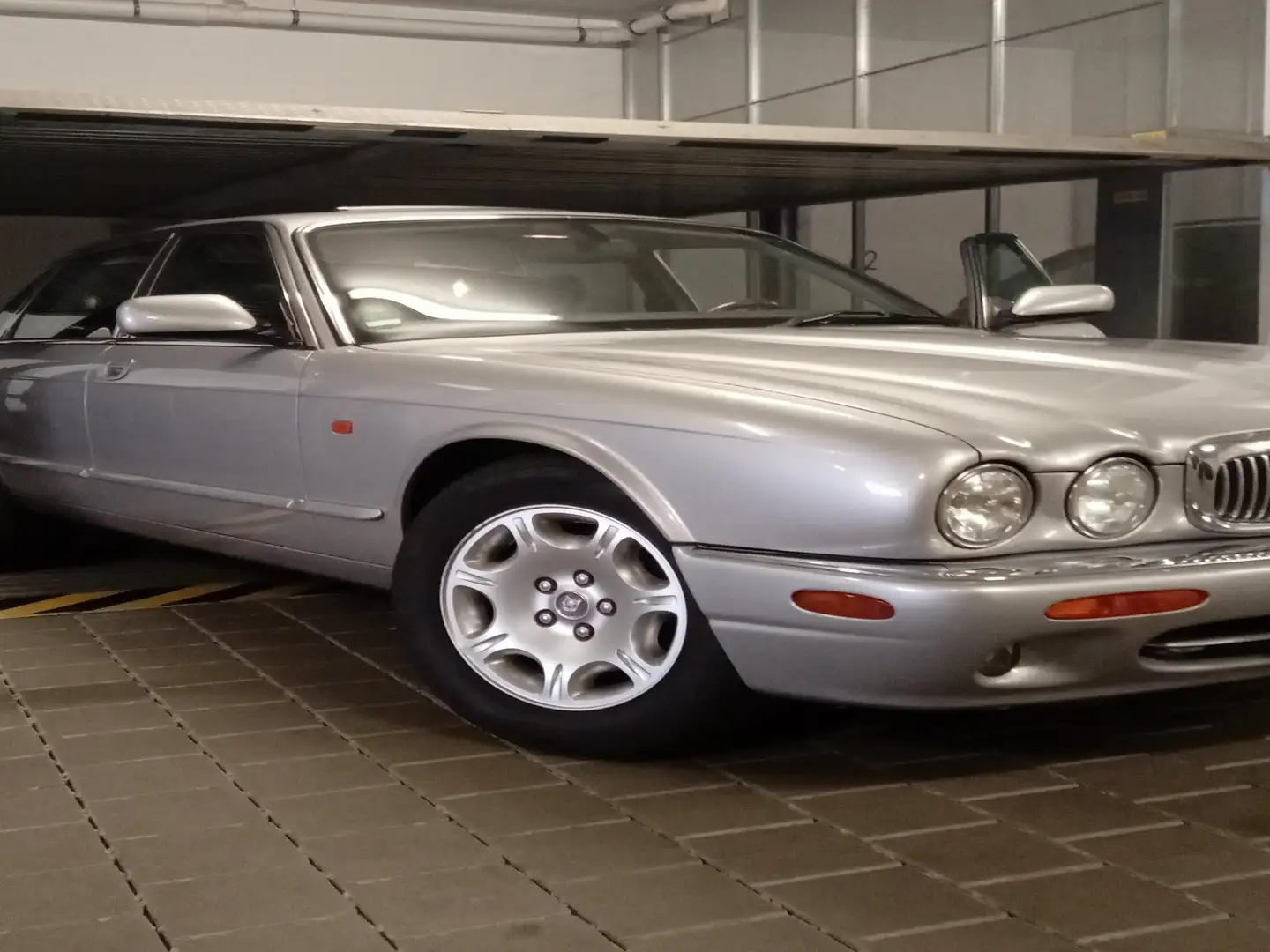 Jaguar XJ8 X308 / Sovereign Silber - 1