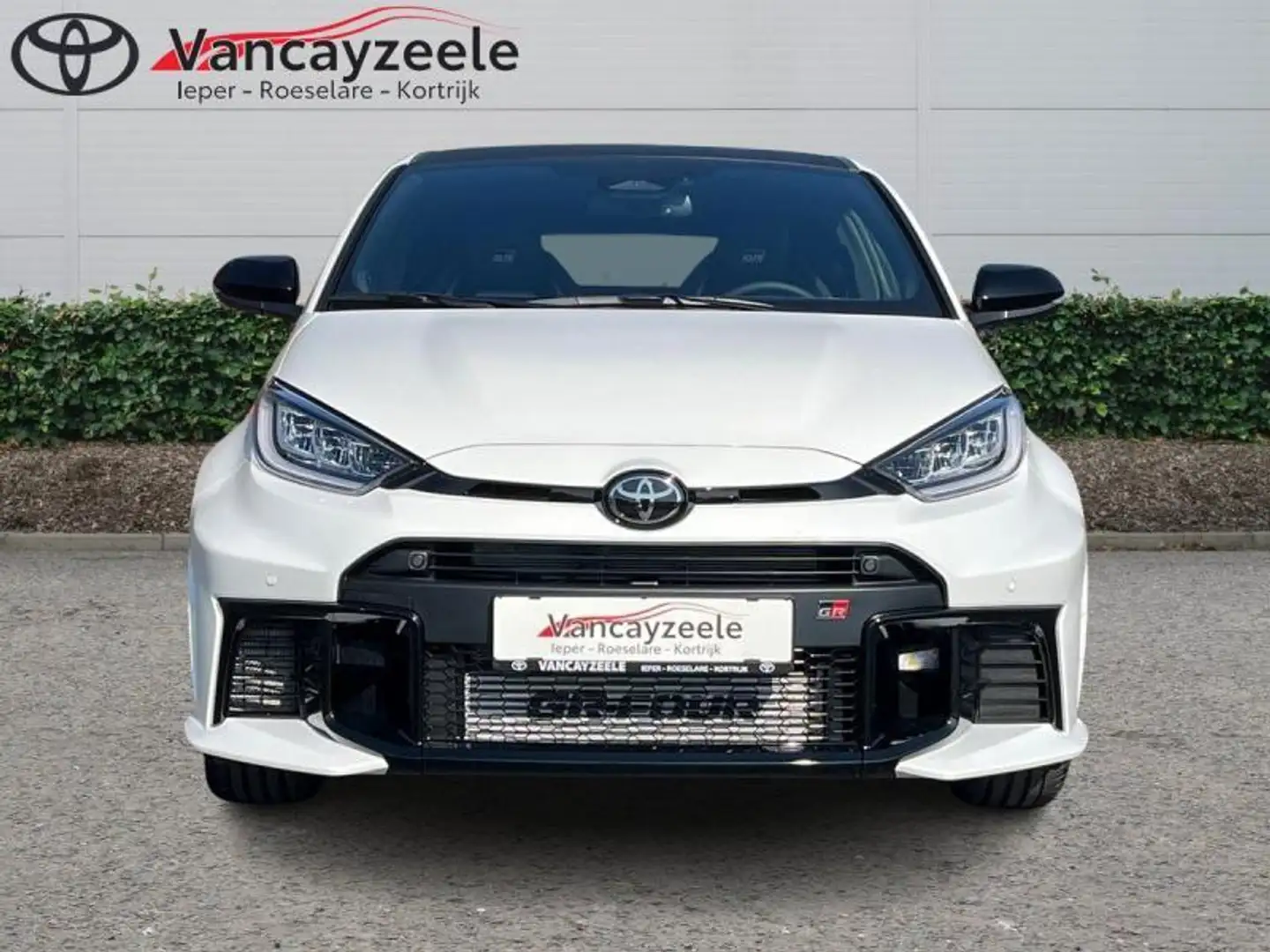 Toyota Yaris MT+premiumpack+forged wheels Белый - 2