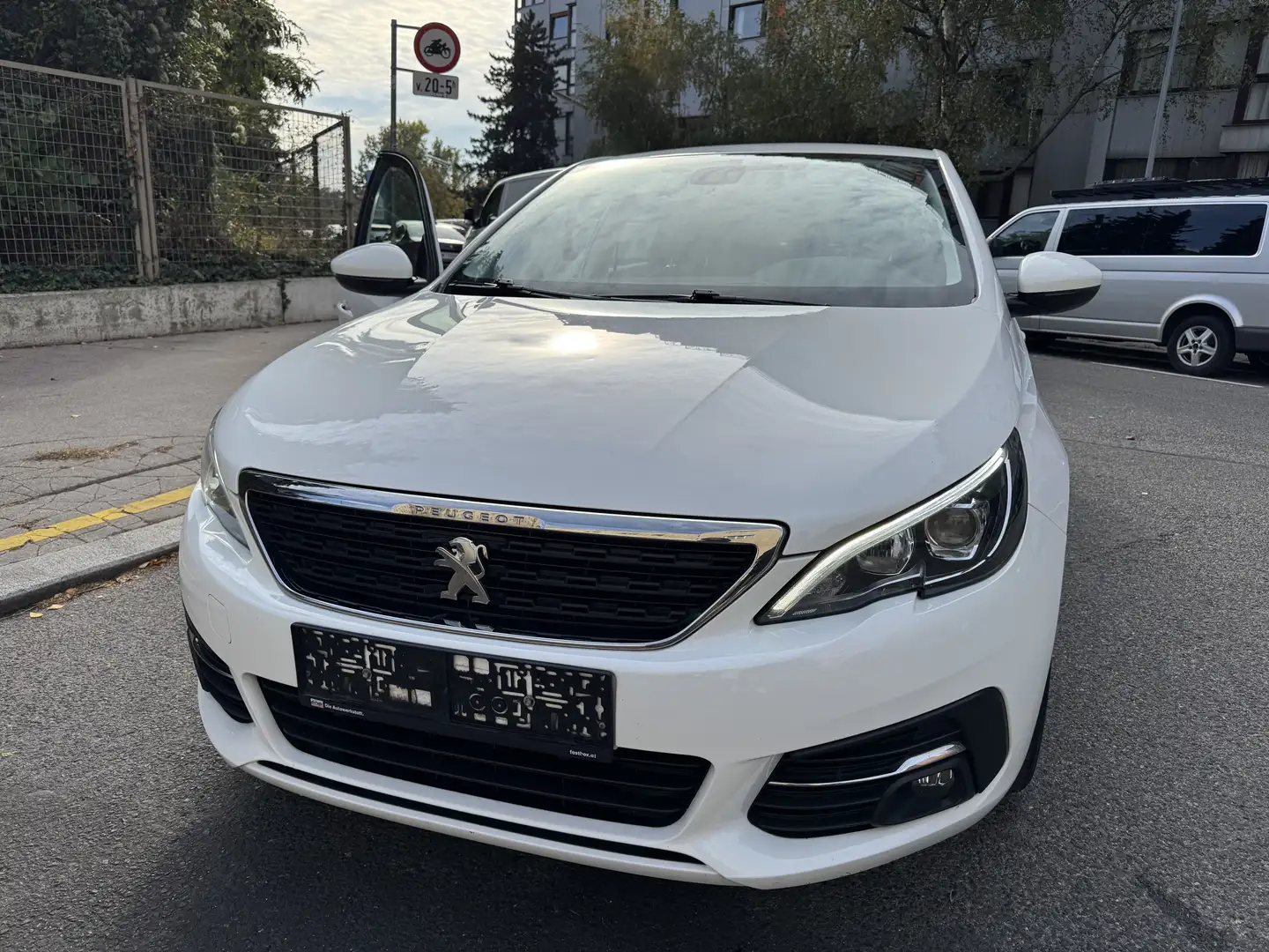 Peugeot 308 SW BlueHDi 130 S&S 6-Gang-Manuell Active Pack Weiß - 1