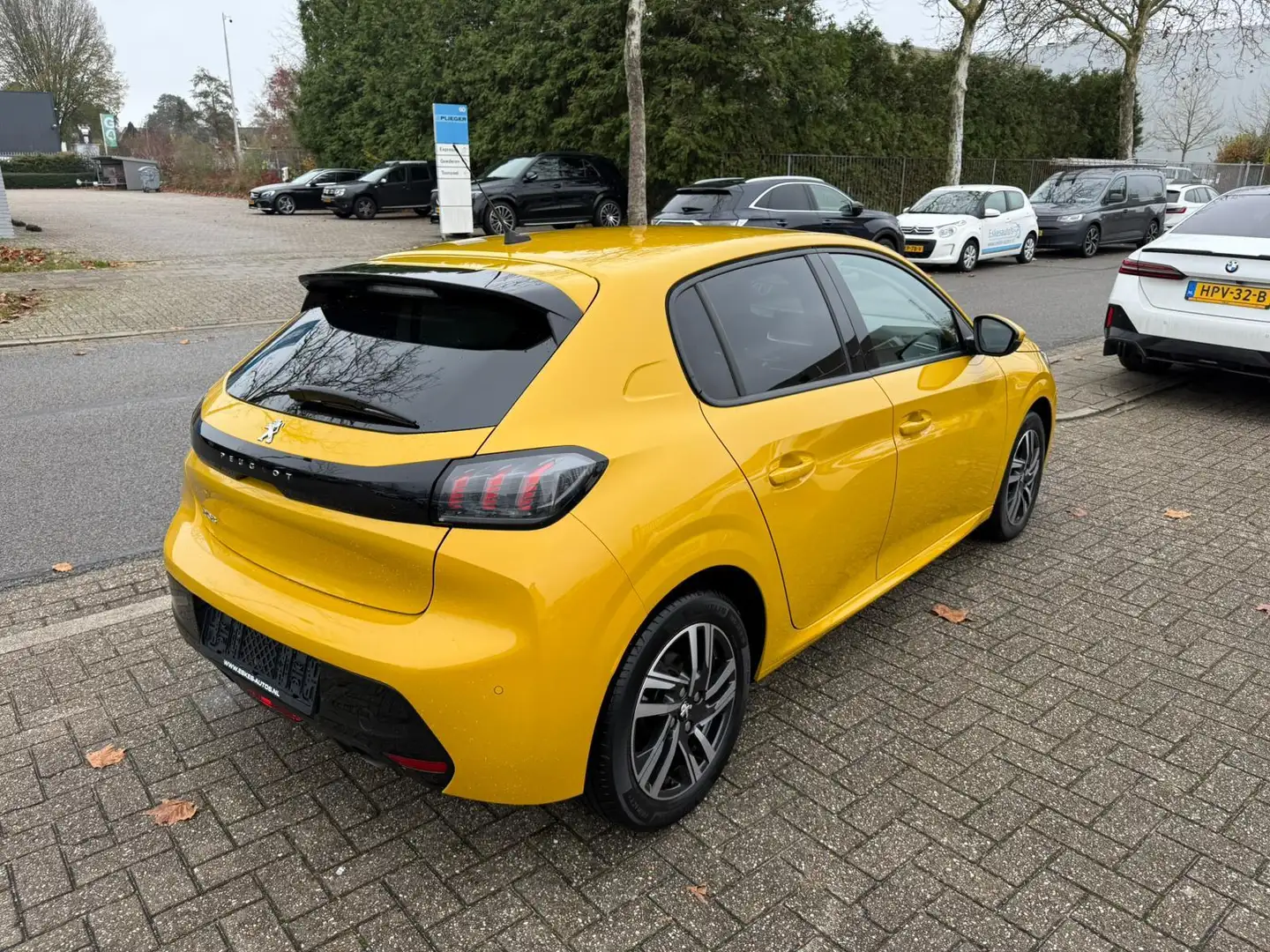 Peugeot 208 1.2 PureTech Allure 100PK, Navi, 12 mnd garantie Jaune - 2