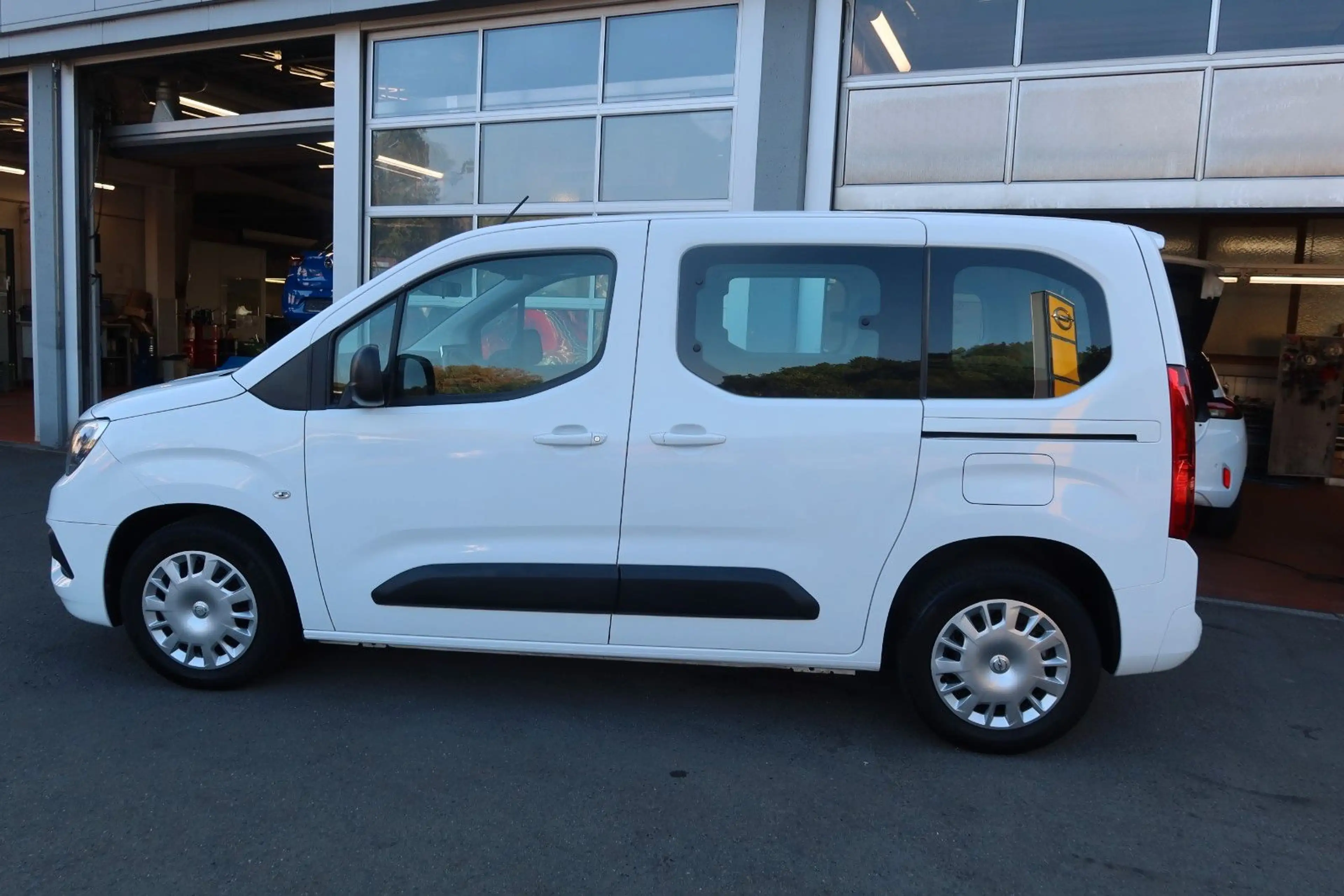 Opel Combo Life E Edition — photo 12