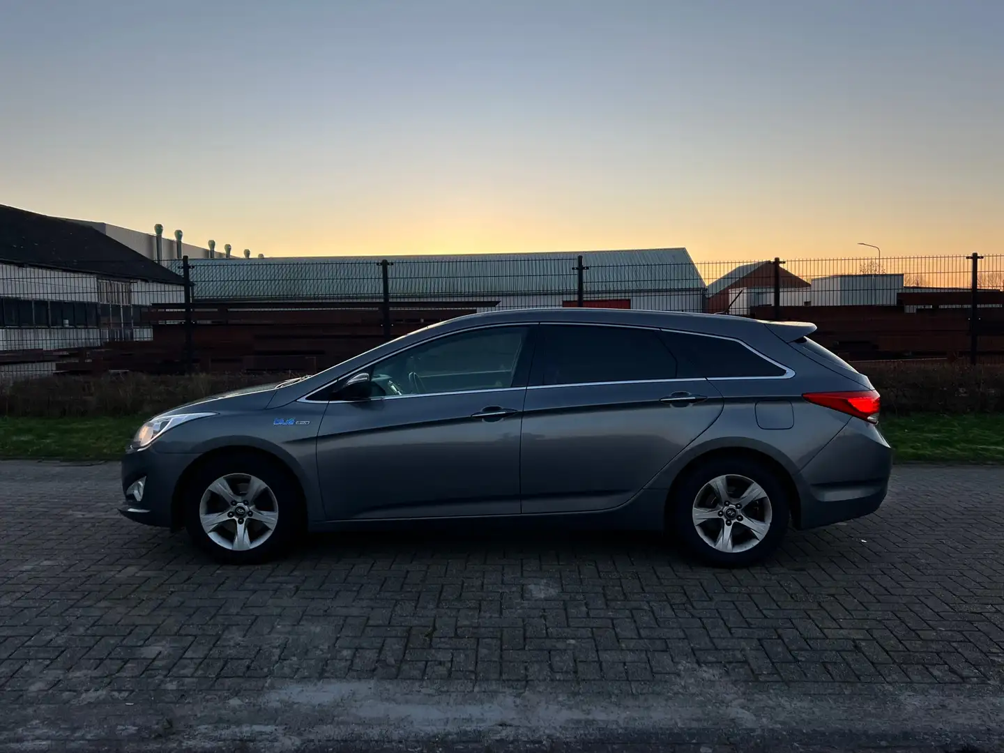 Hyundai i40 Wagon 1.6 GDI Blue i-Motion | Cruise + Clima + Nav Grau - 2