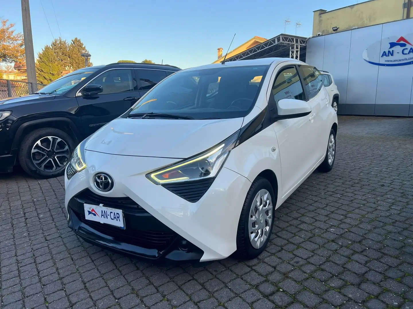 Toyota Aygo 5p 1.0 x-play Automatica - Km Reali Blanc - 1