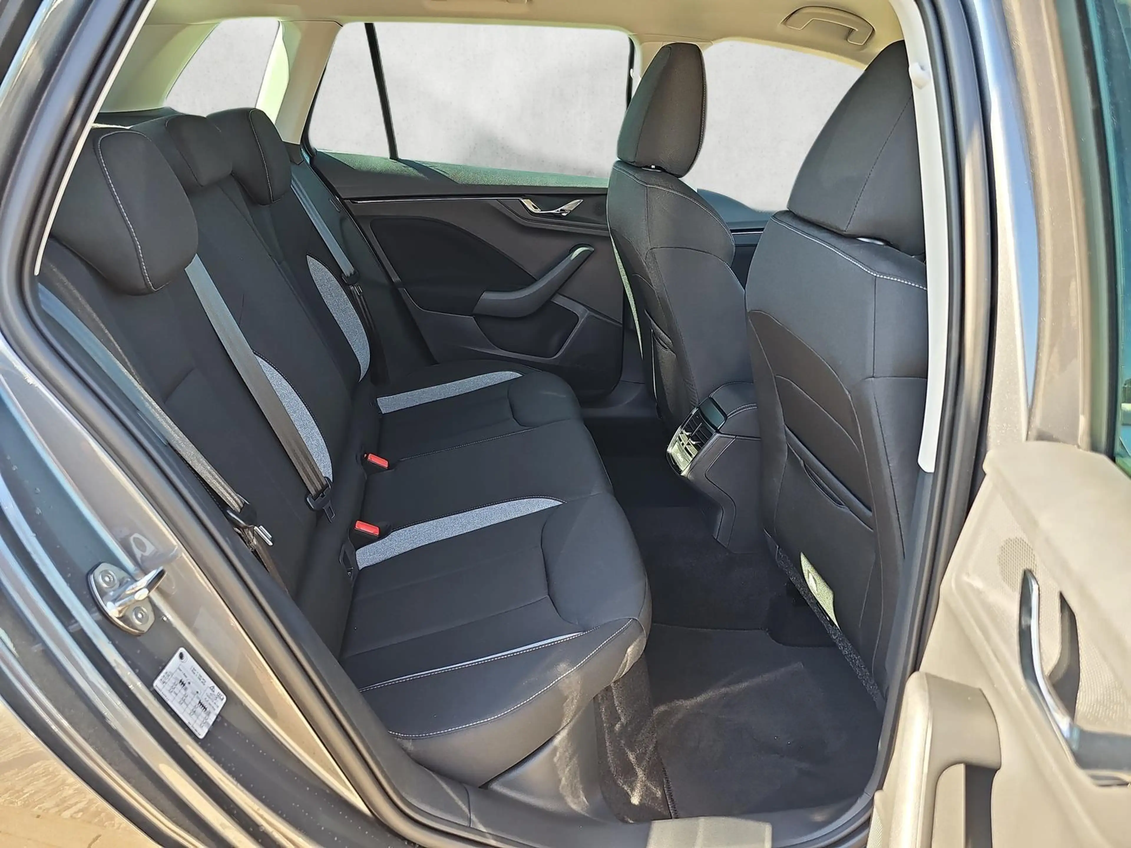 Skoda Kamiq Selection 1.0 TSI DSG Black 17Z Kamera AHK 85 k... — photo 13