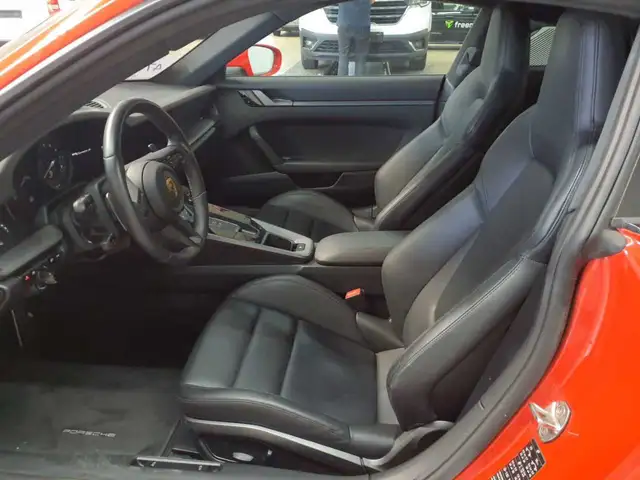 Porsche 911 view 7
