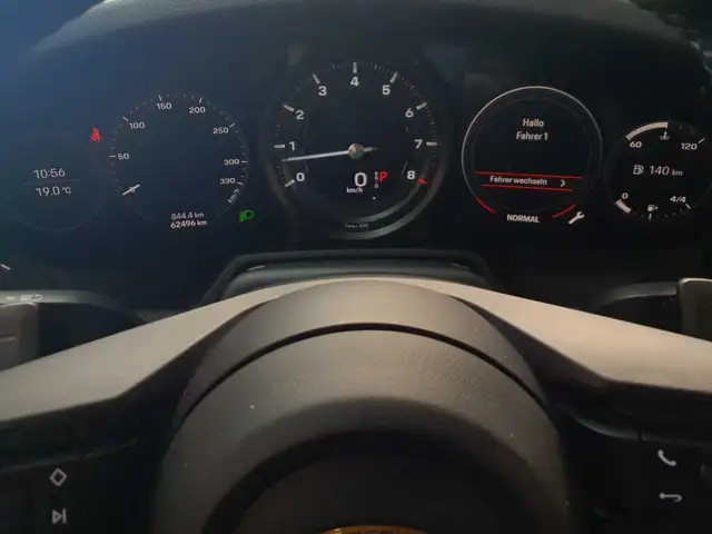 Porsche 911 view 11