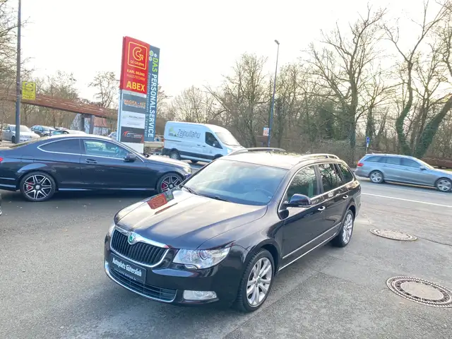Skoda Superb Superb Combi 2.0 TDI DSG Elegance NAVI XENON LEDER