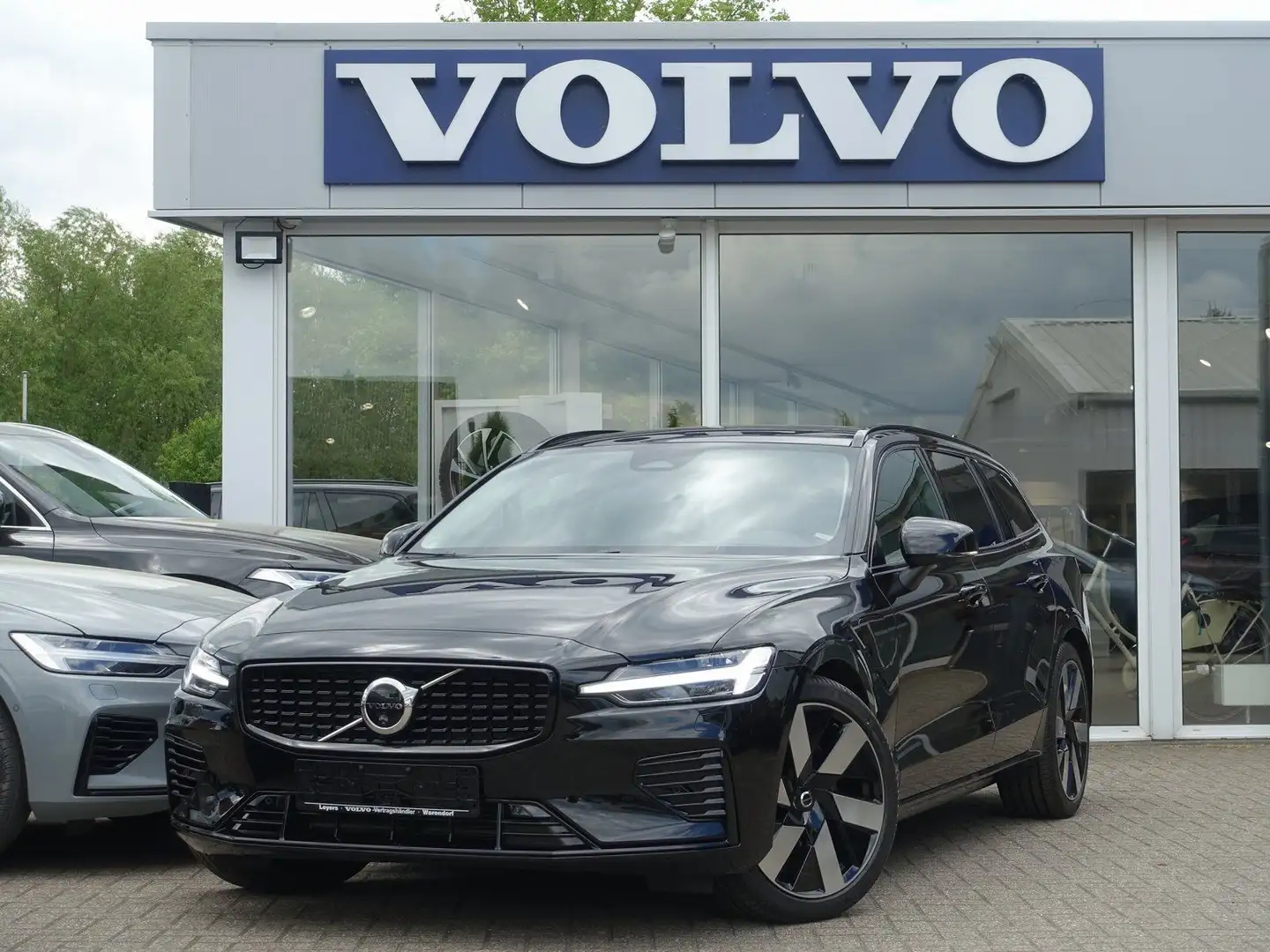 Volvo V60 Plus T6 AWD/360°/Pano/HeadUP/H&K/Memory Schwarz - 1