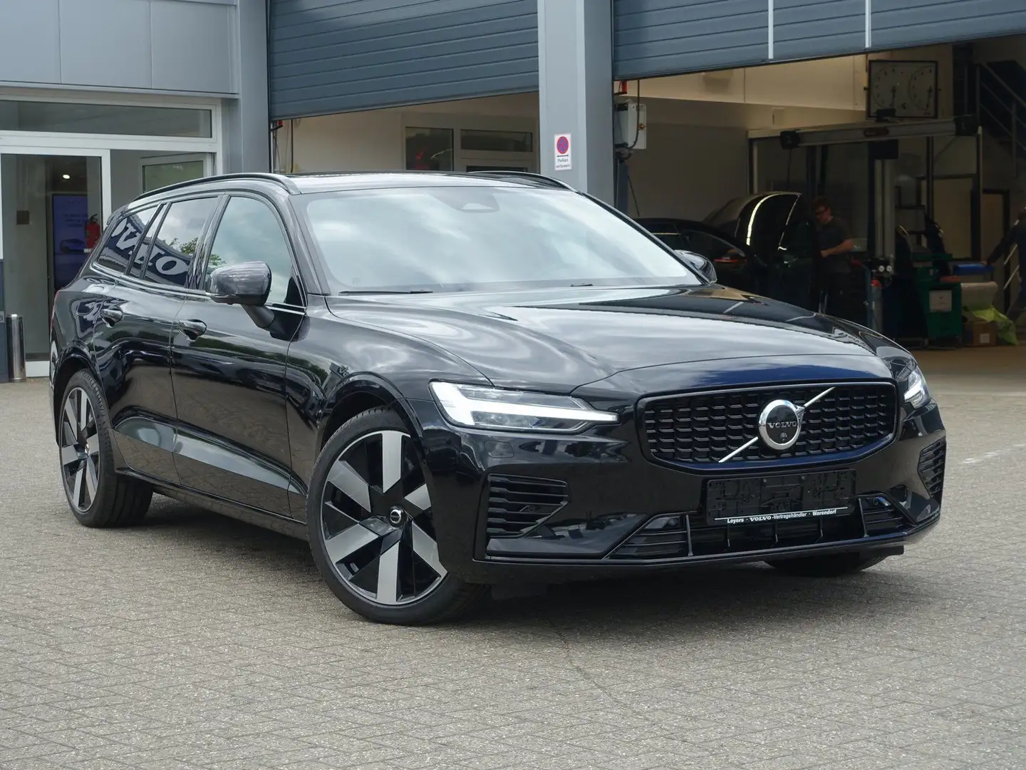 Volvo V60 Plus T6 AWD/360°/Pano/HeadUP/H&K/Memory Schwarz - 2