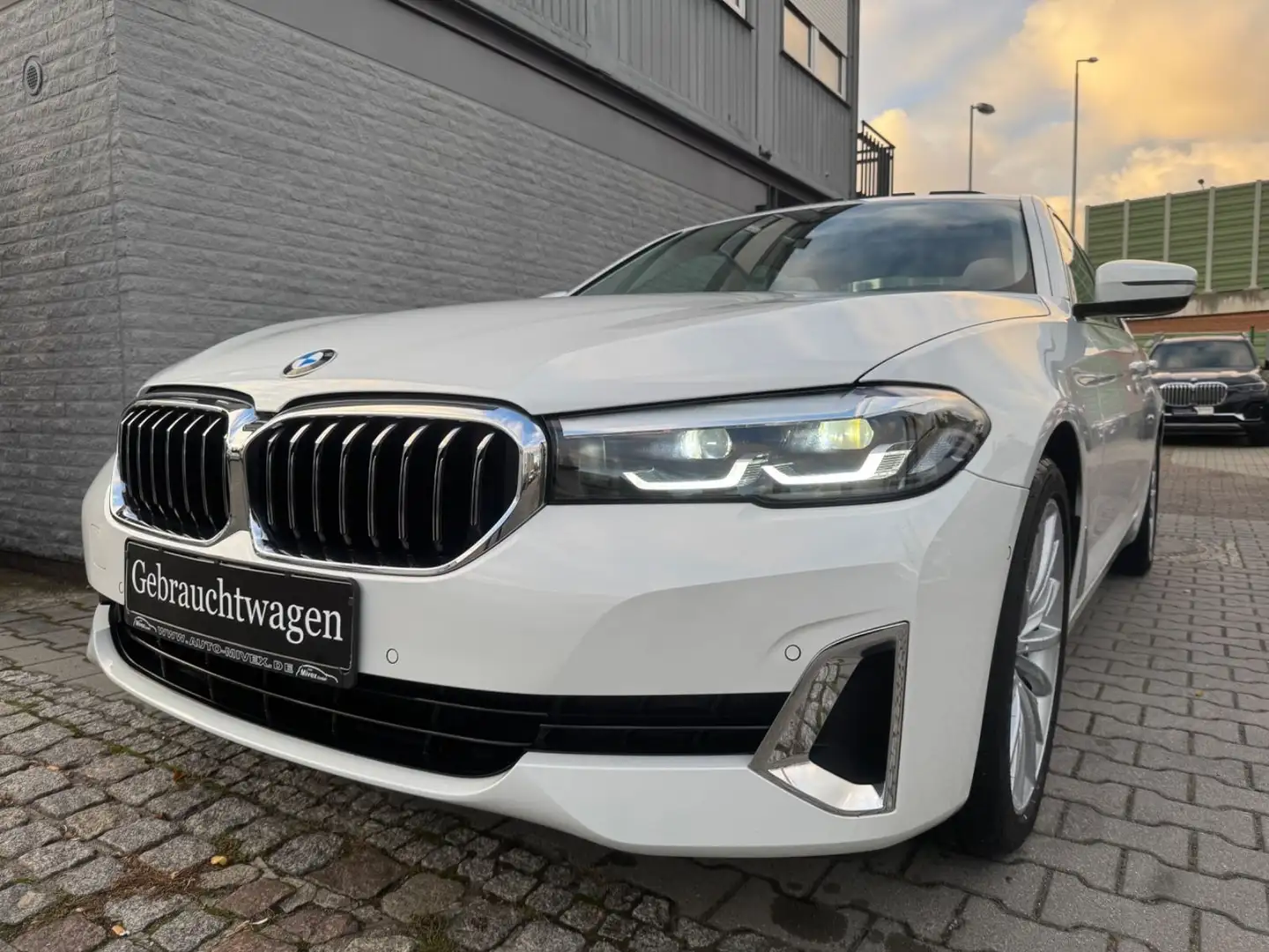 BMW 520 d Lim. Luxury Line GARANTIE UND SERVICE 2028 Weiß - 1