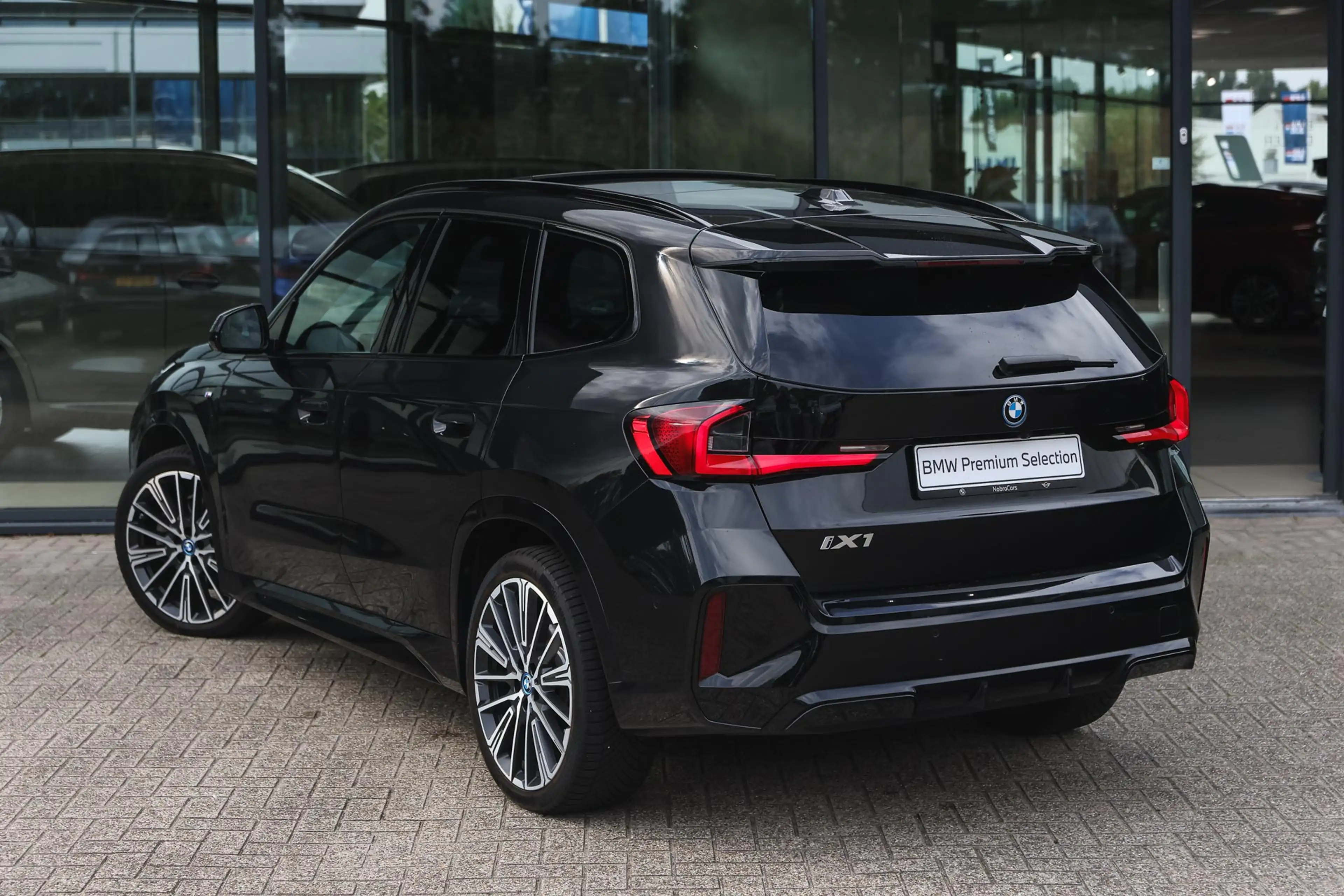 BMW iX1 xDrive30 M Sport / Trekhaak / Panoramadak / Comfor — photo 2