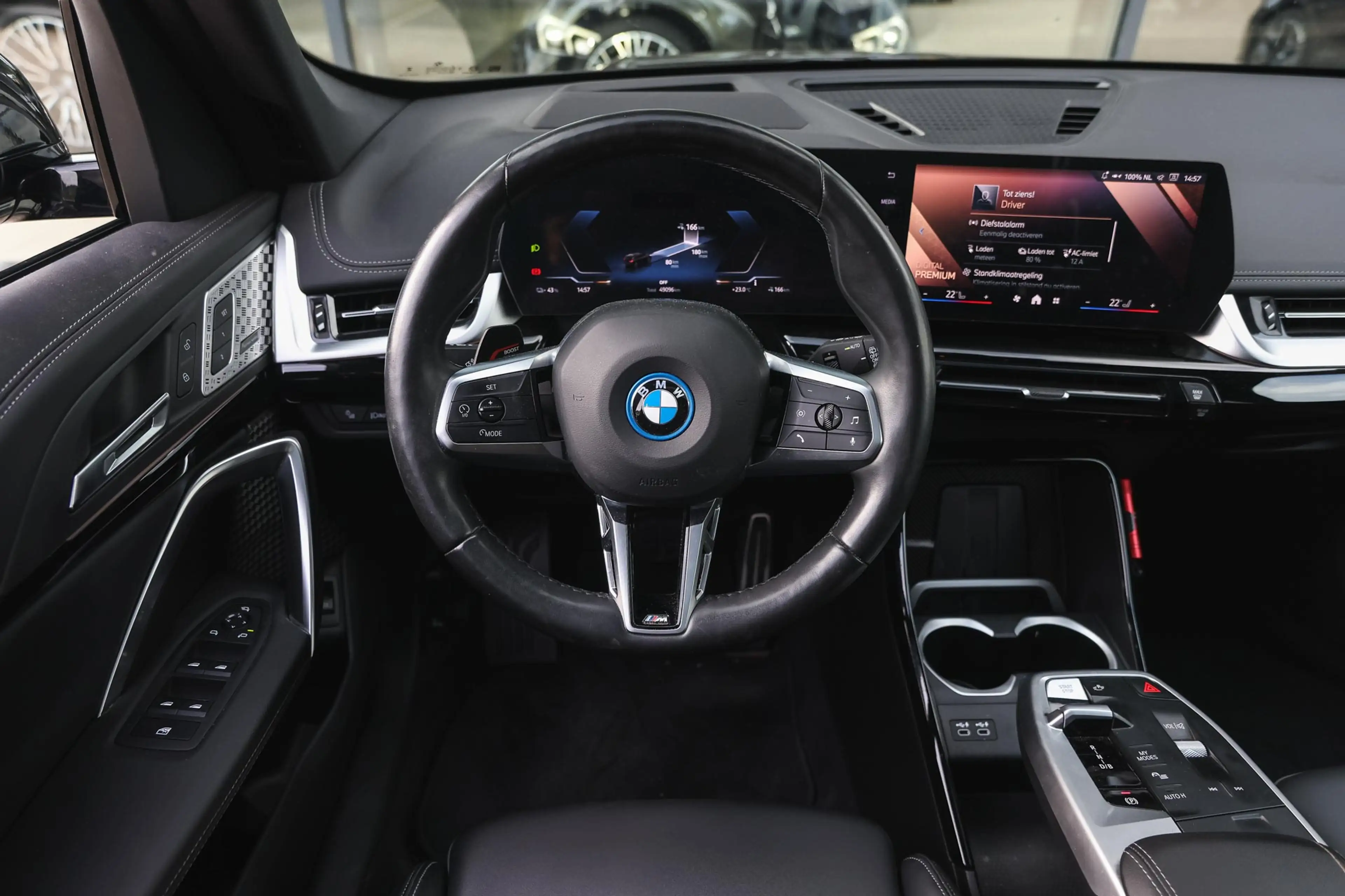 BMW iX1 xDrive30 M Sport / Trekhaak / Panoramadak / Comfor — photo 3