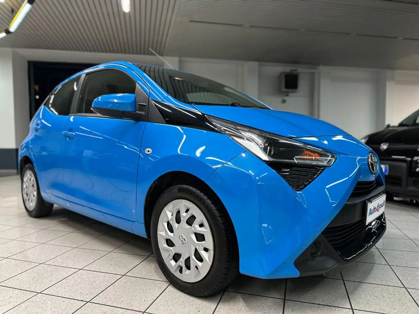 Toyota Aygo 1.0 VVT-i 72 CV 5 porte x-business NEOPAT- IVA ESP Blauw - 1