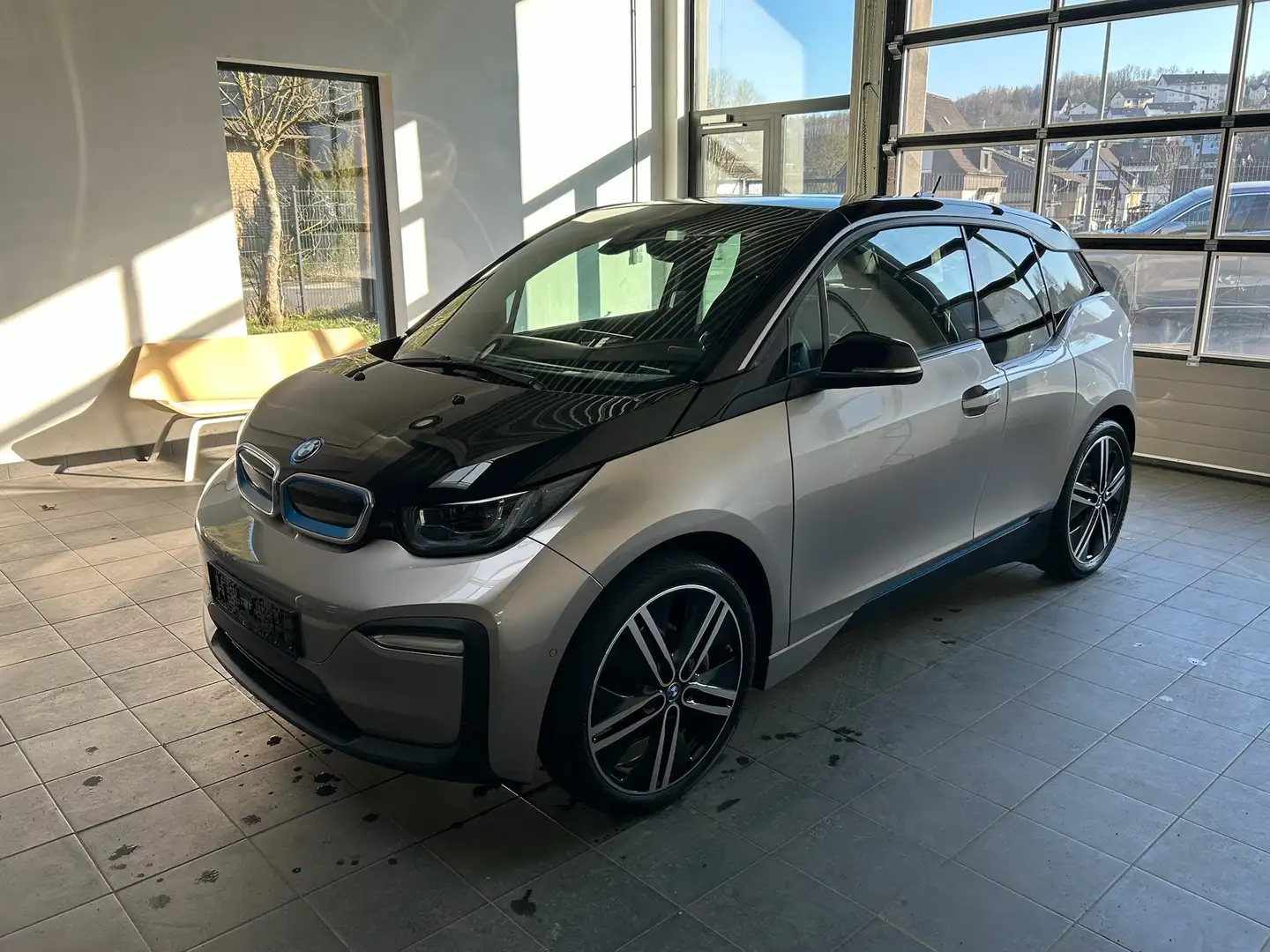 BMW i3 Leder_HarmKard_20"_DrivAss+_NaviProf_Parkassistent Ezüst - 1