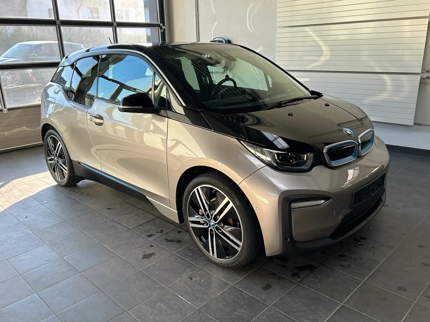 BMW i3 Leder_HarmKard_20"_DrivAss+_NaviProf_Parkassistent Ezüst - 2