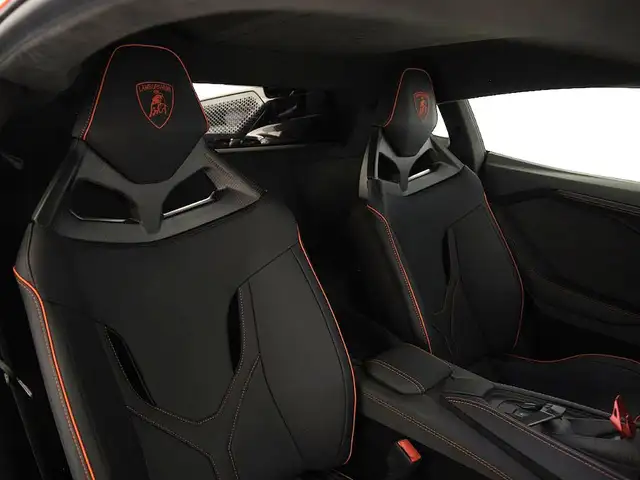 Lamborghini Revuelto view 7
