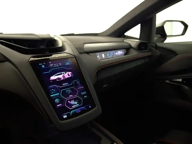 Lamborghini Revuelto view 8