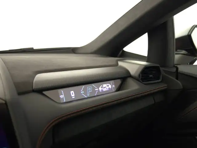 Lamborghini Revuelto view 9