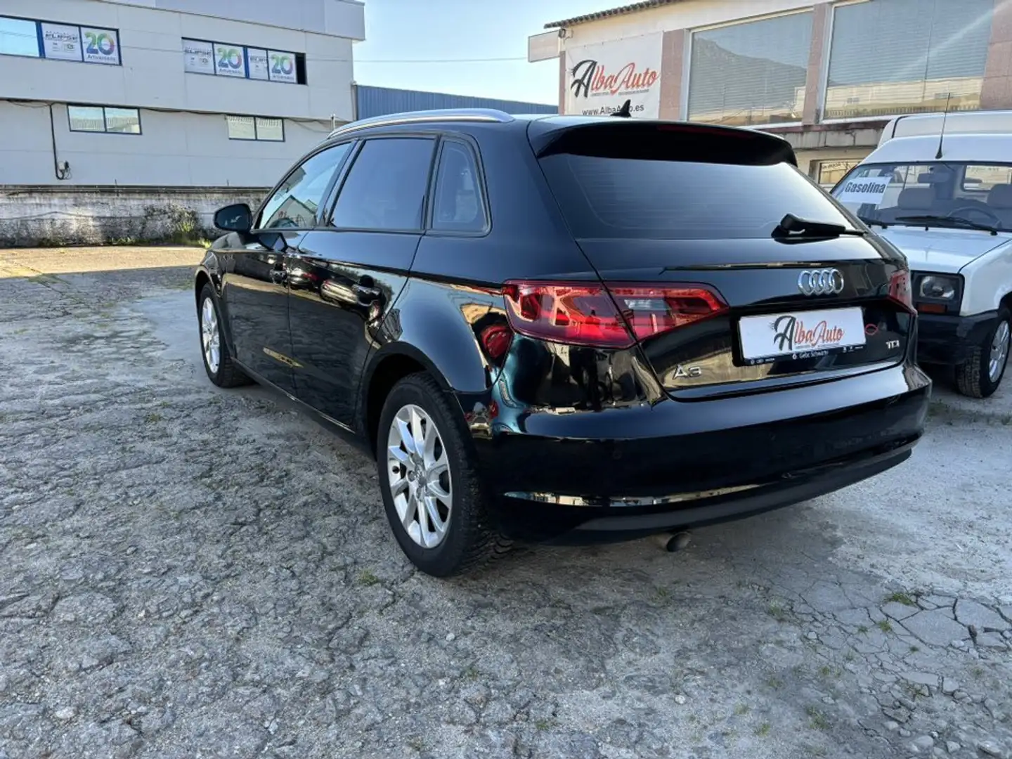 Audi A3 Sportback 1.6TDI Attracted 105 Schwarz - 2