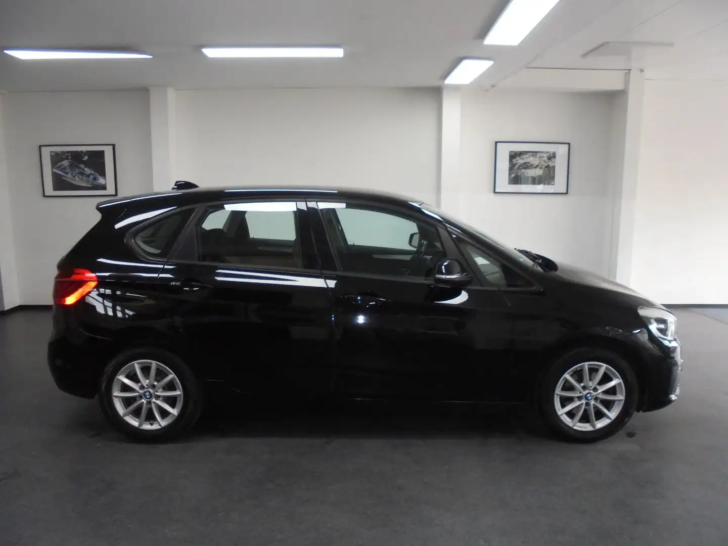 BMW 218 Active Tourer Automatik AHK PDC TÜV 05/2027 Schwarz - 1