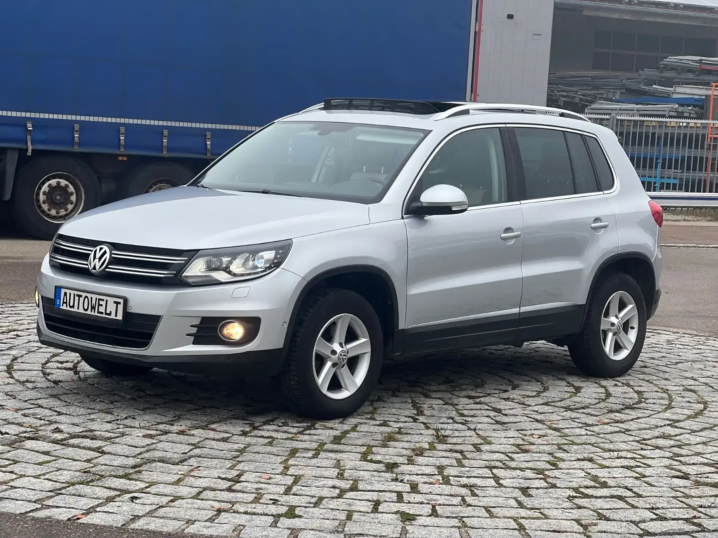 Volkswagen Tiguan 2.0 TDI DSG 4Motion Xe LED AHK Pano Silber - 2