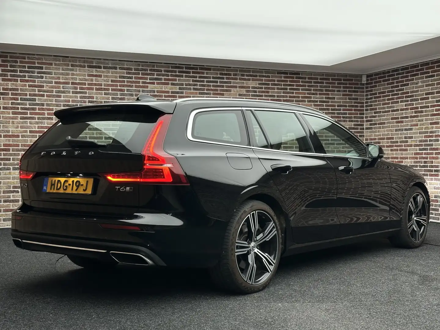 Volvo V60 2.0 T6 Benzine AWD Inscription | Intellisafe| Pilo Zwart - 2