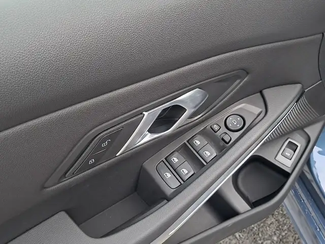 BMW 3 Series view 9