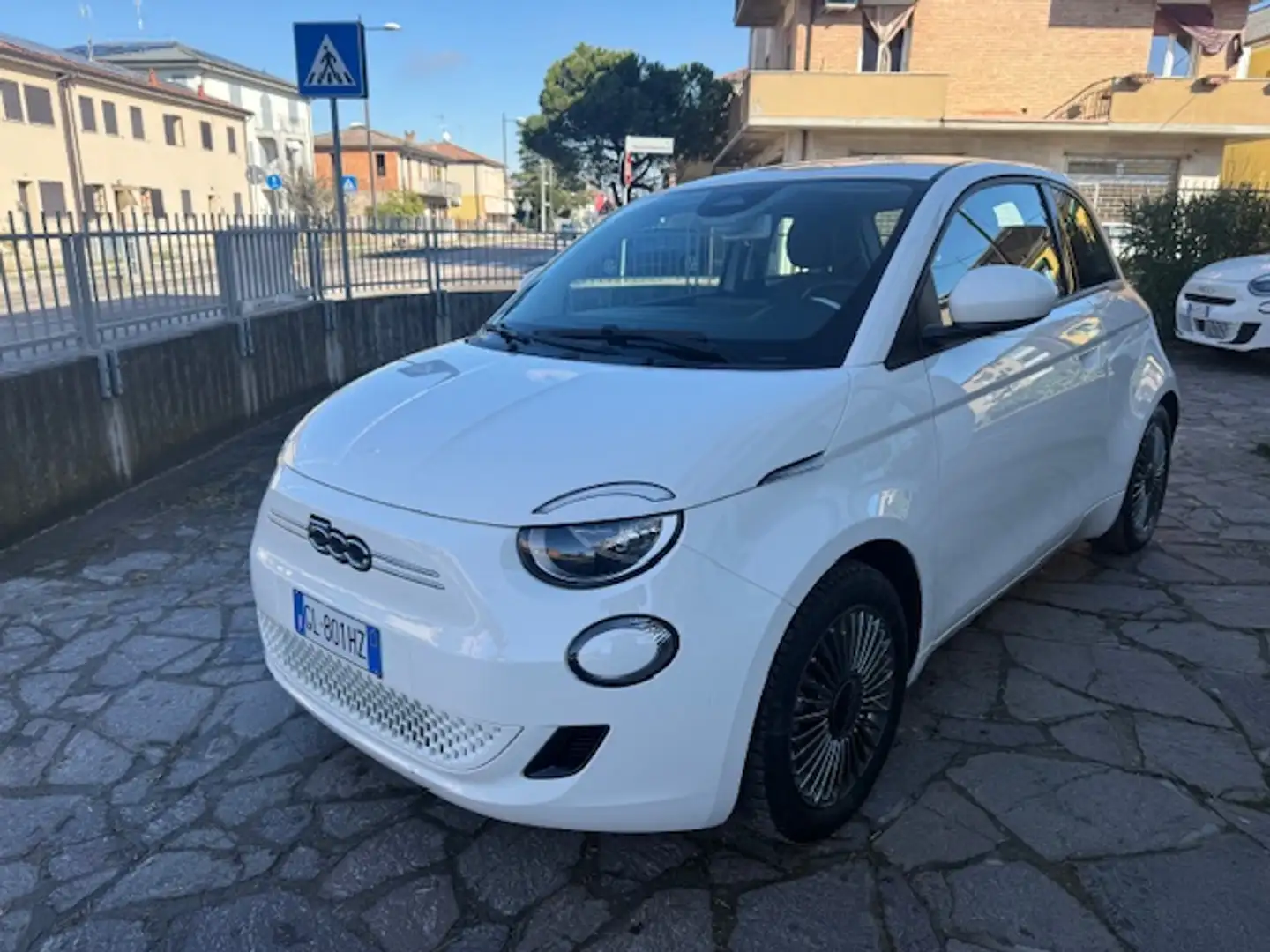 Fiat 500e 500e 42 kWh Icon km 16.200 Pari al nuovo Promo Weiß - 1