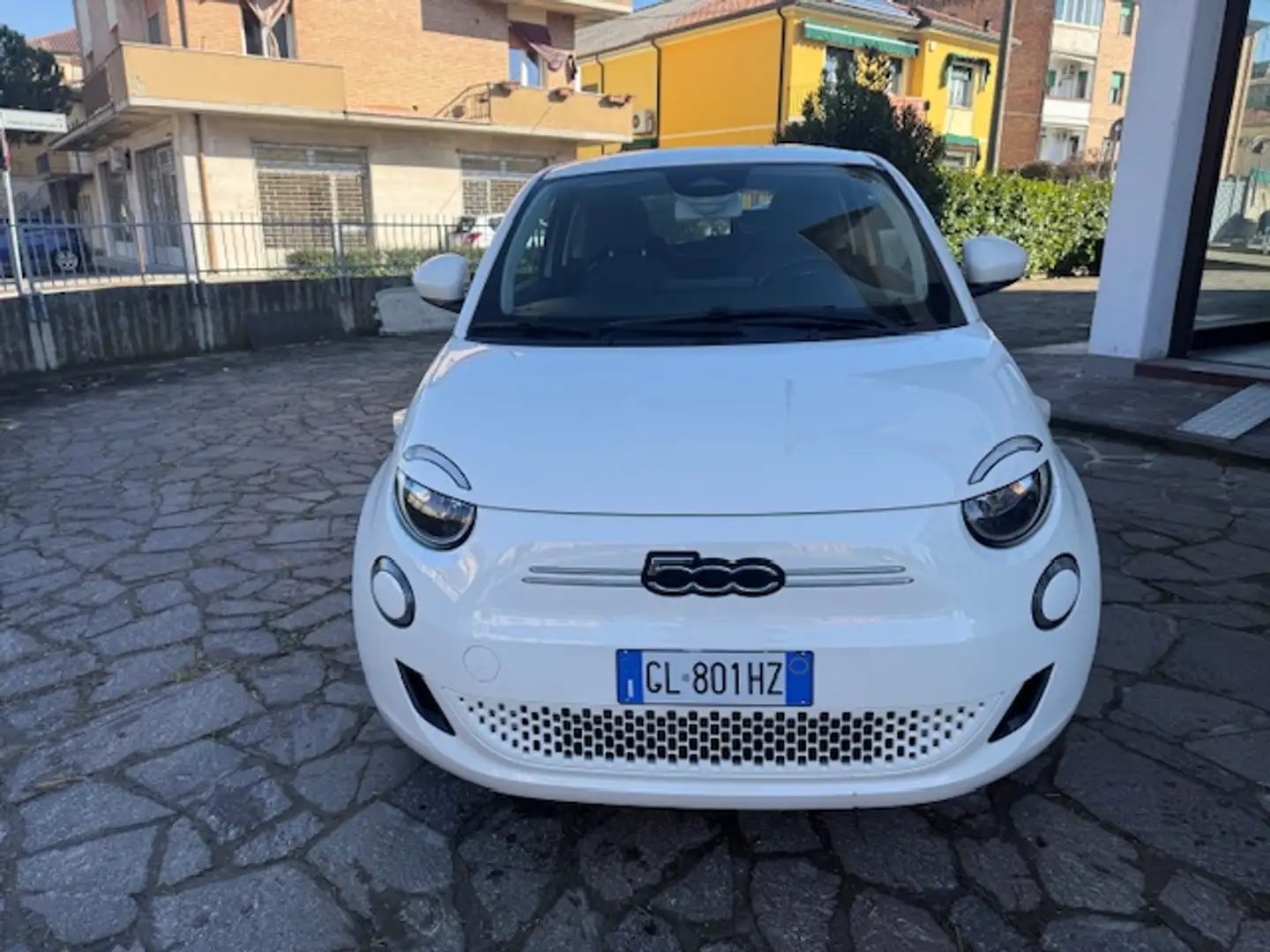 Fiat 500e 500e 42 kWh Icon km 16.200 Pari al nuovo Promo Weiß - 2