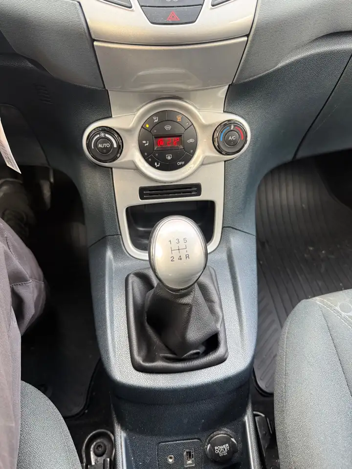Ford Fiesta 5 portes — photo 9