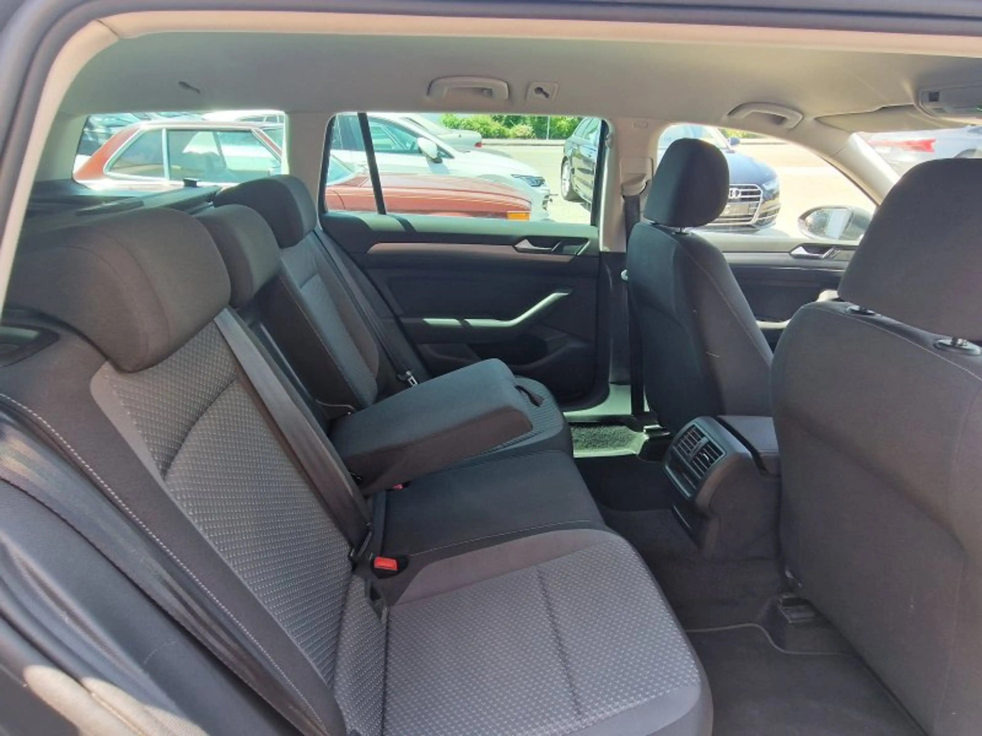 Volkswagen Passat Variant 2.0 TDI DSG Navi LED Kamera ACC Sitzheizung ALU — photo 12