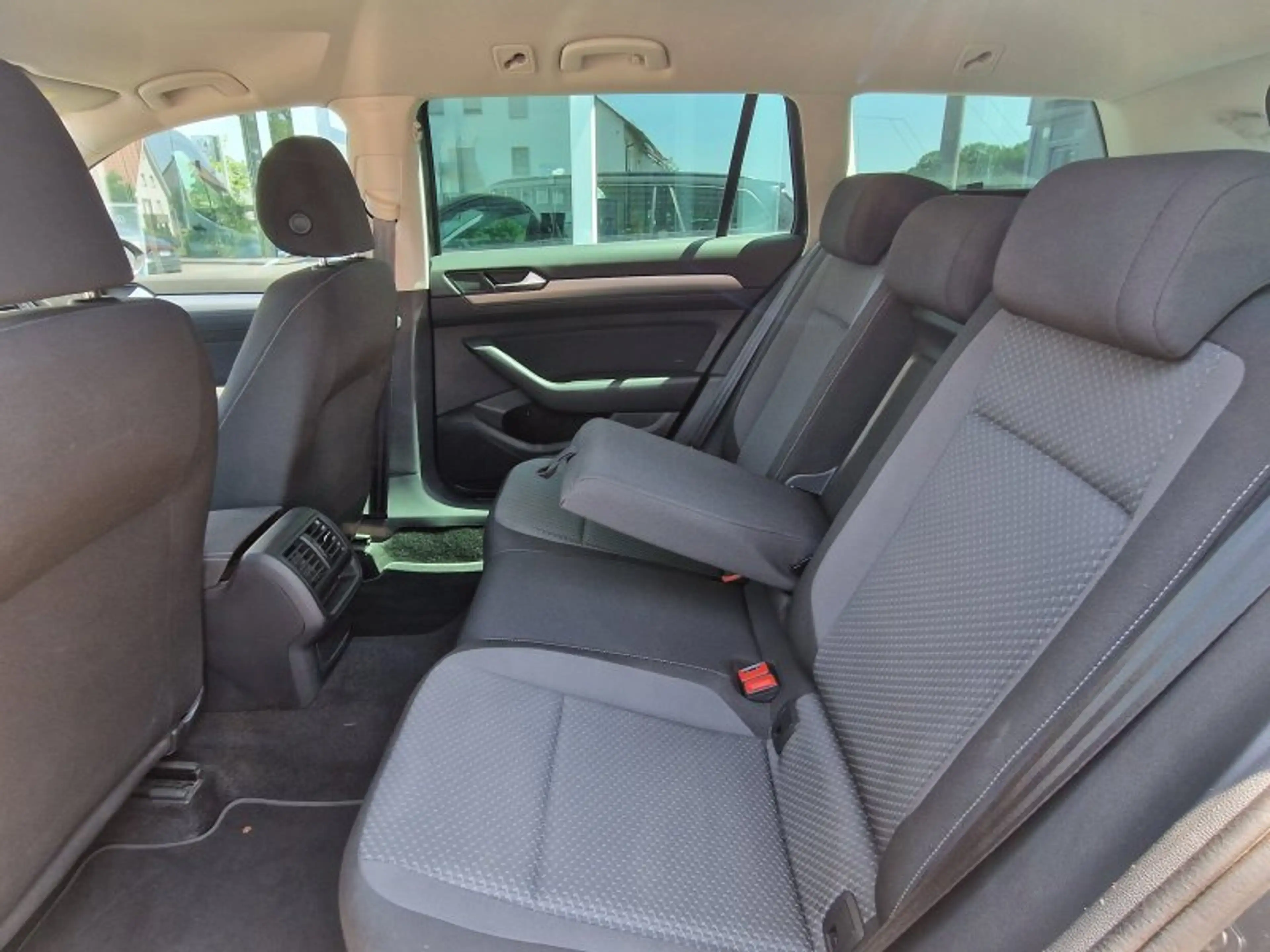 Volkswagen Passat Variant 2.0 TDI DSG Navi LED Kamera ACC Sitzheizung ALU — photo 11