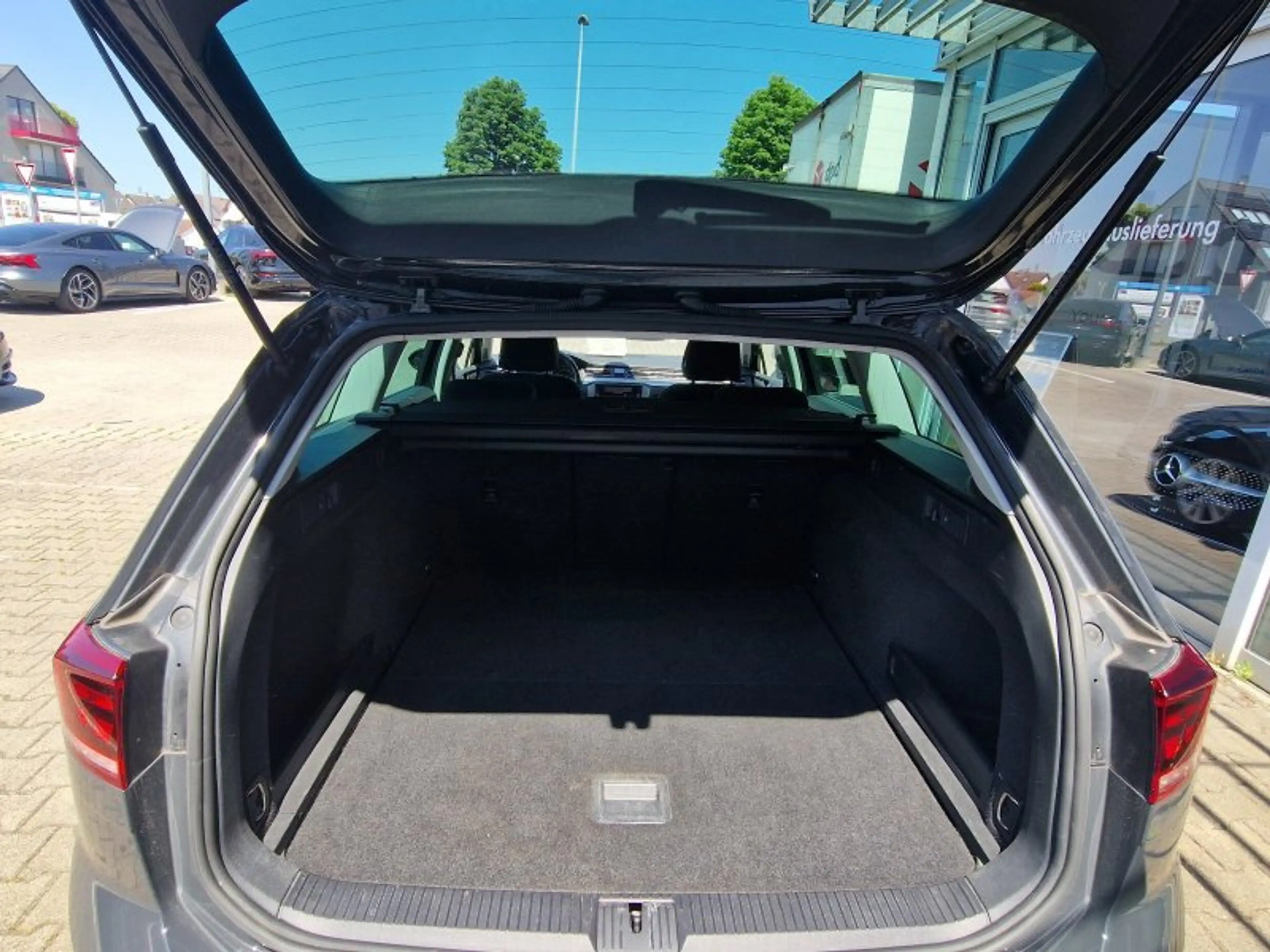 Volkswagen Passat Variant 2.0 TDI DSG Navi LED Kamera ACC Sitzheizung ALU — photo 13