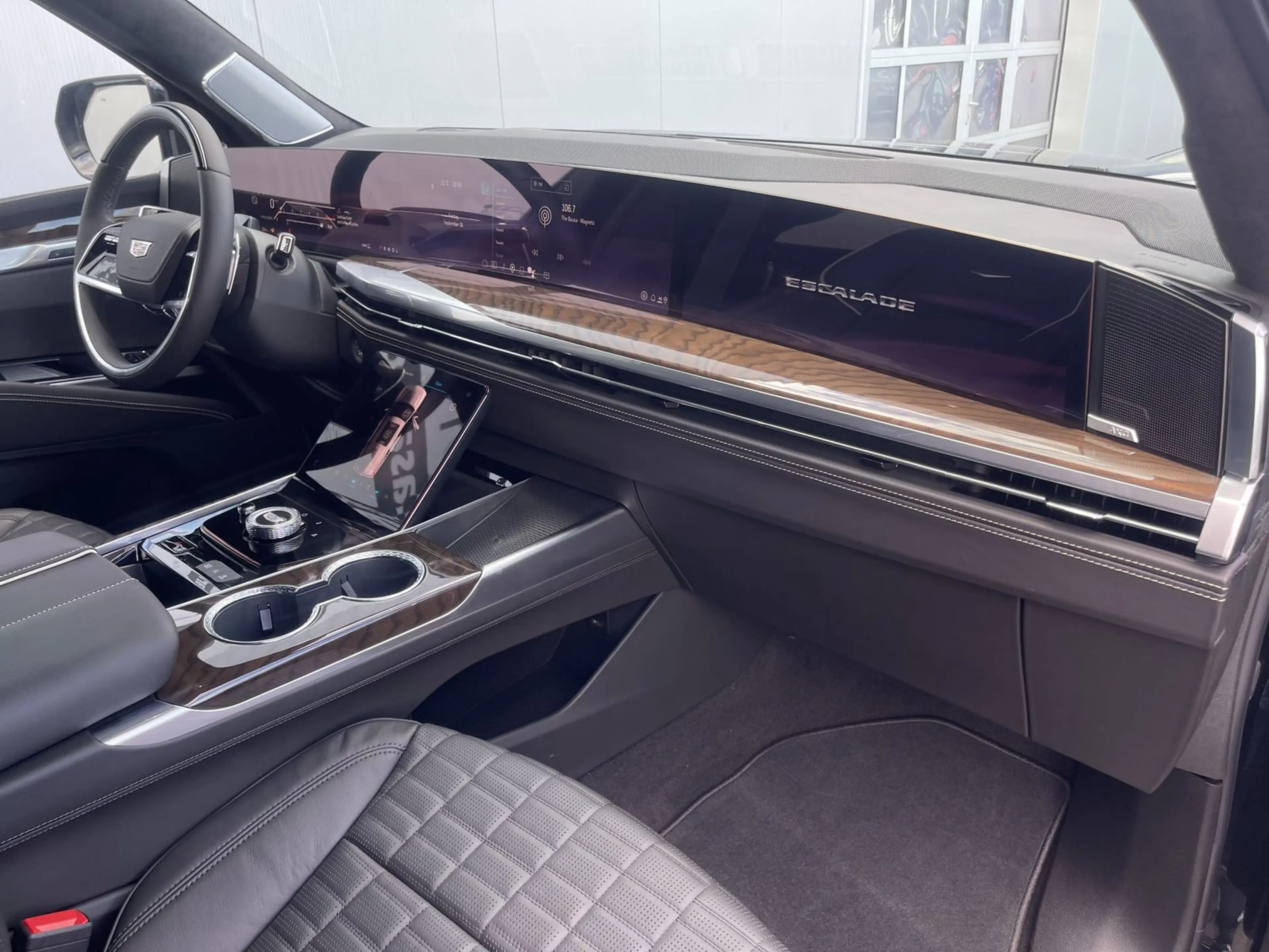 Cadillac Escalade ESV Sport Platinum 6,2 V8 — photo 9