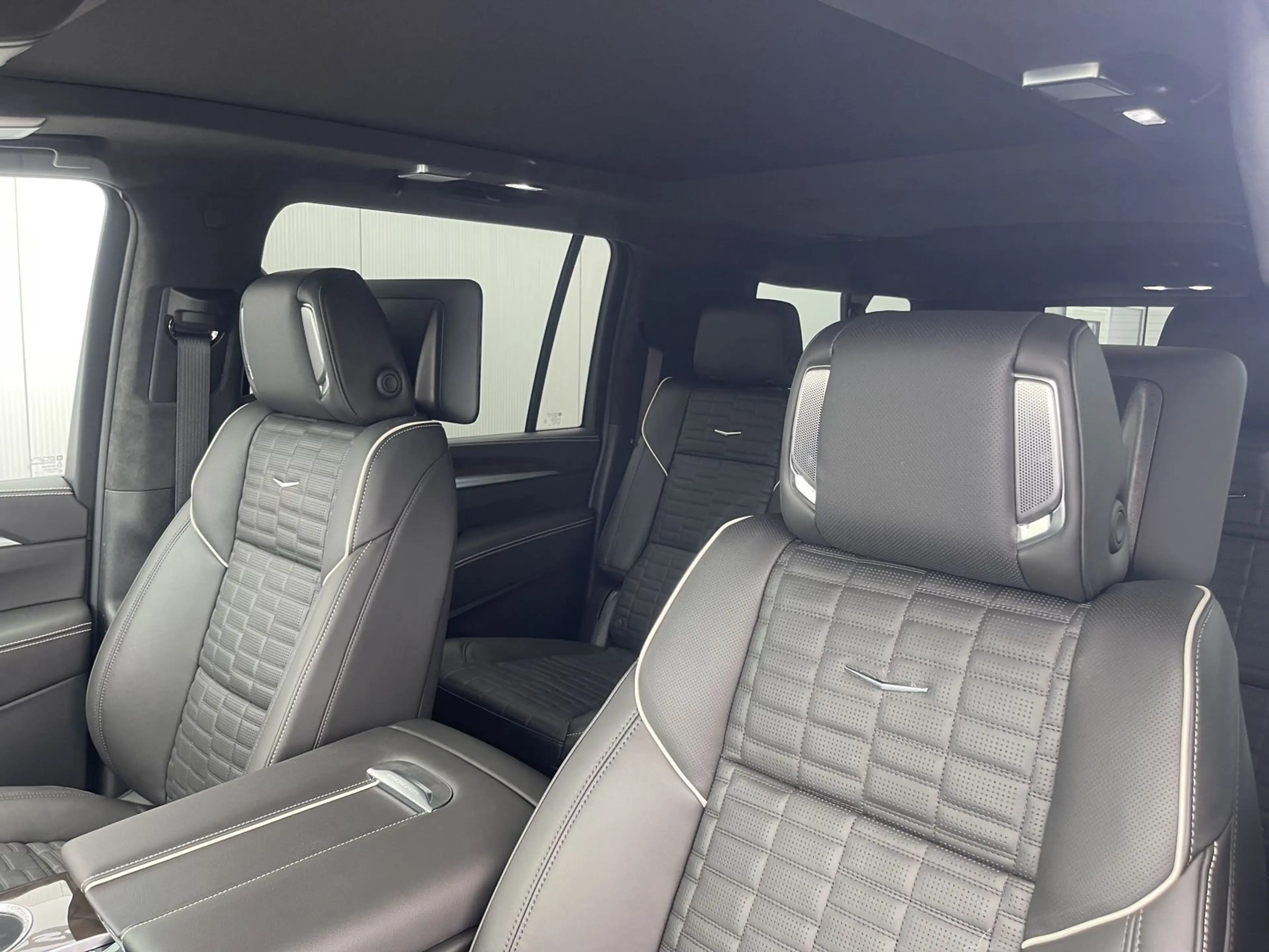 Cadillac Escalade ESV Sport Platinum 6,2 V8 — photo 11
