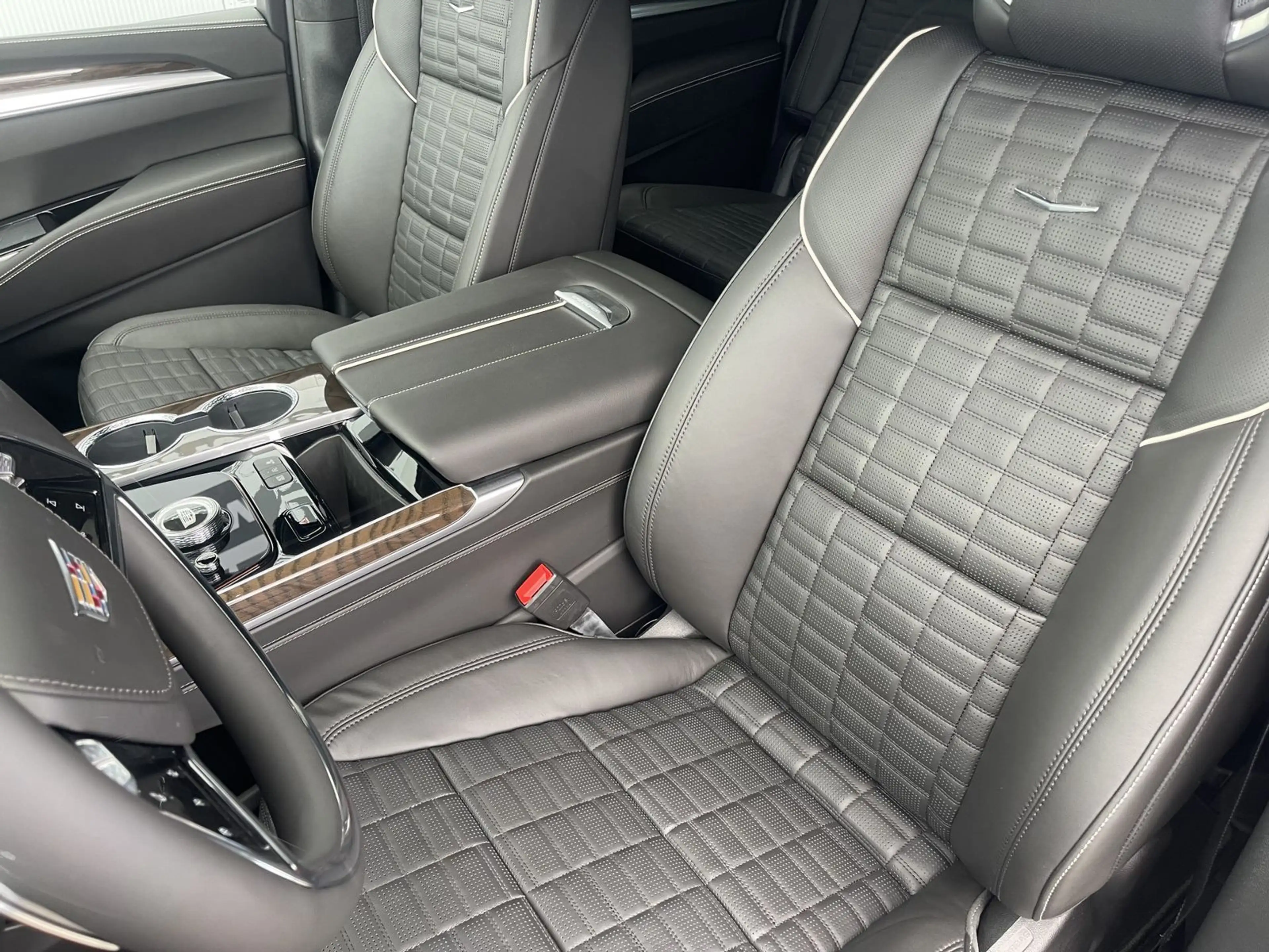 Cadillac Escalade ESV Sport Platinum 6,2 V8 — photo 10