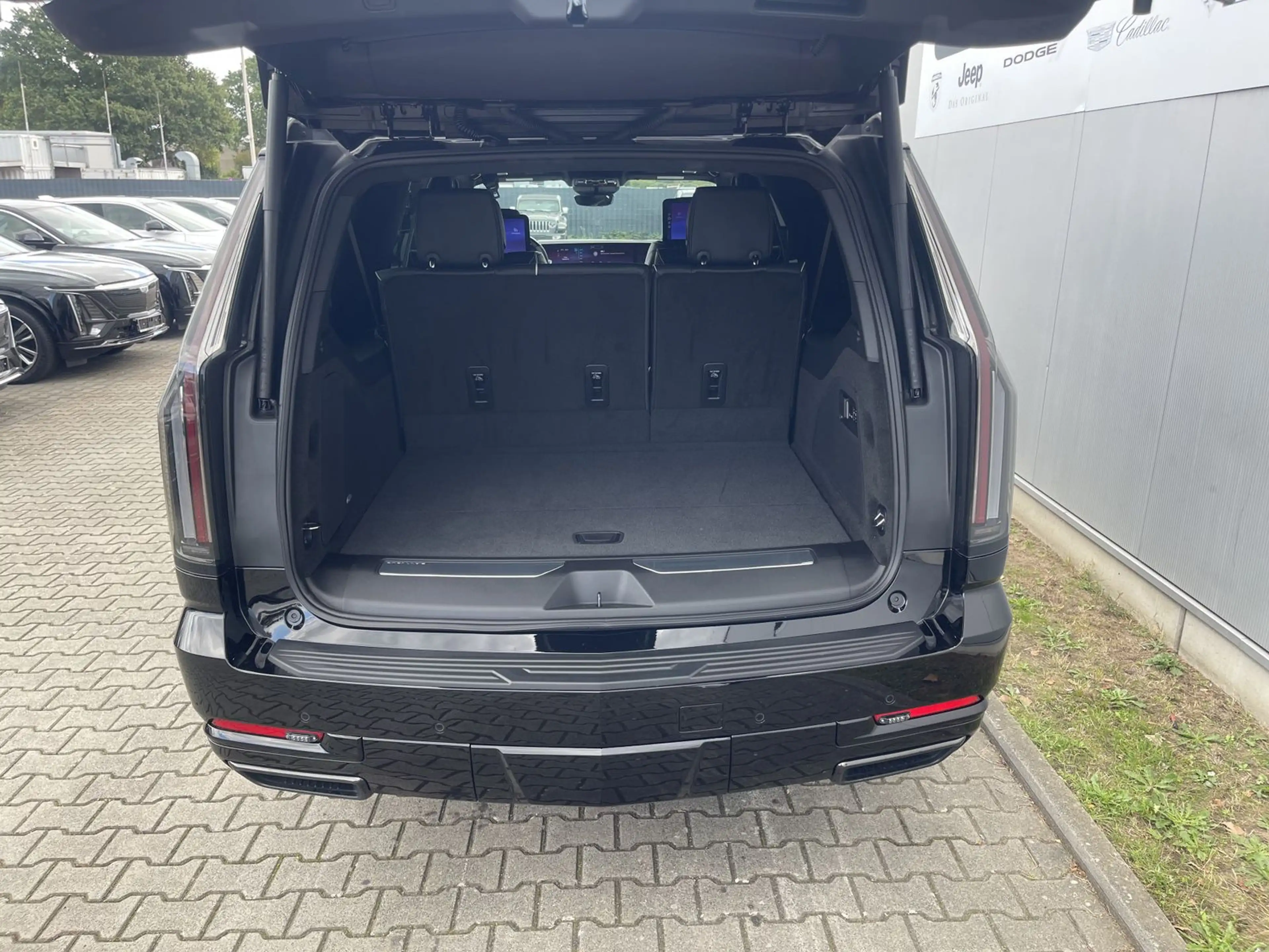 Cadillac Escalade ESV Sport Platinum 6,2 V8 — photo 5